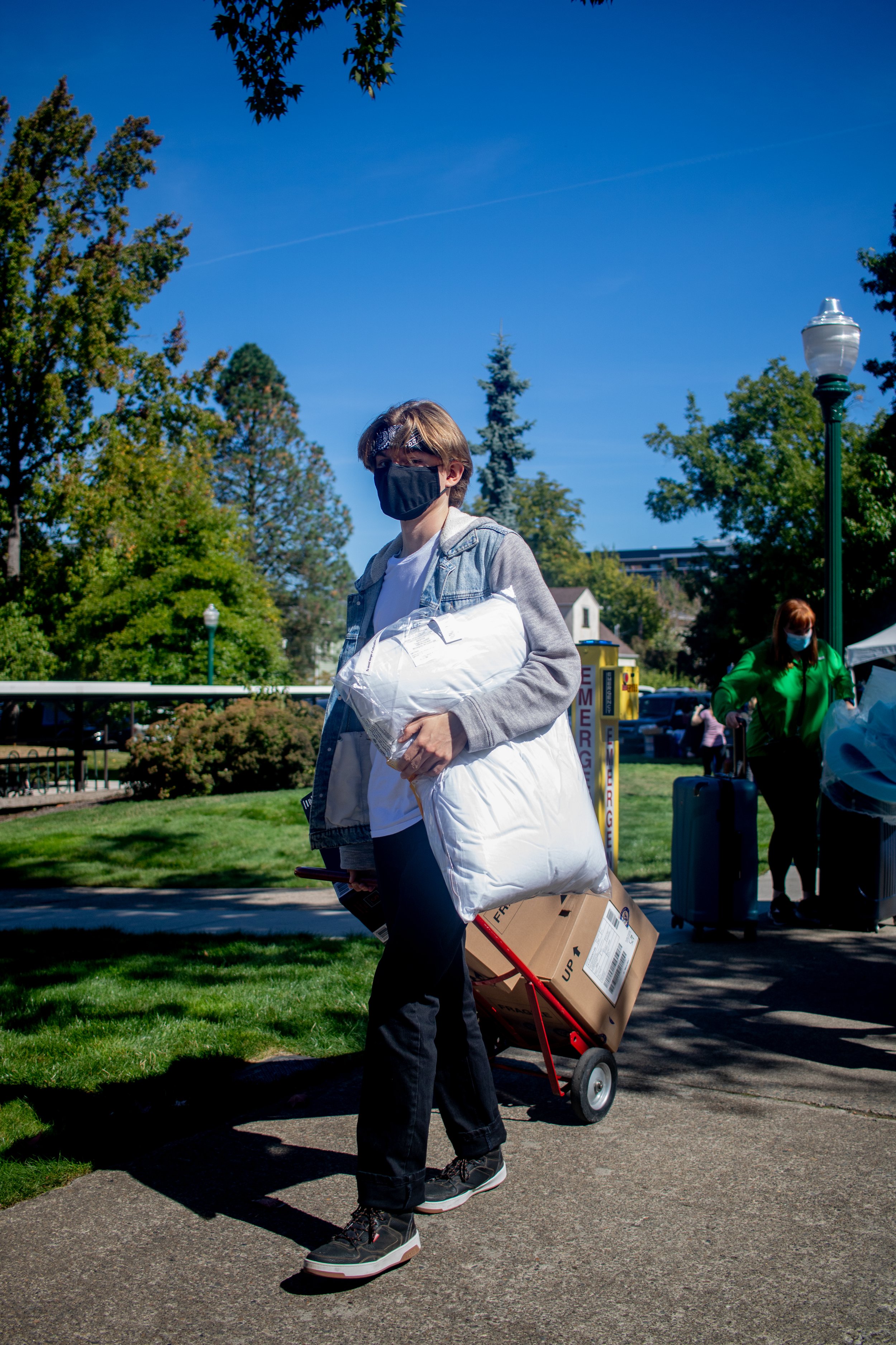 A student looks towards the camera during move in on September 23 at the University of Oregon. University of Oregon students are preparing to resume in person activities across campus during fall term. (Will Geschke/Emerald)