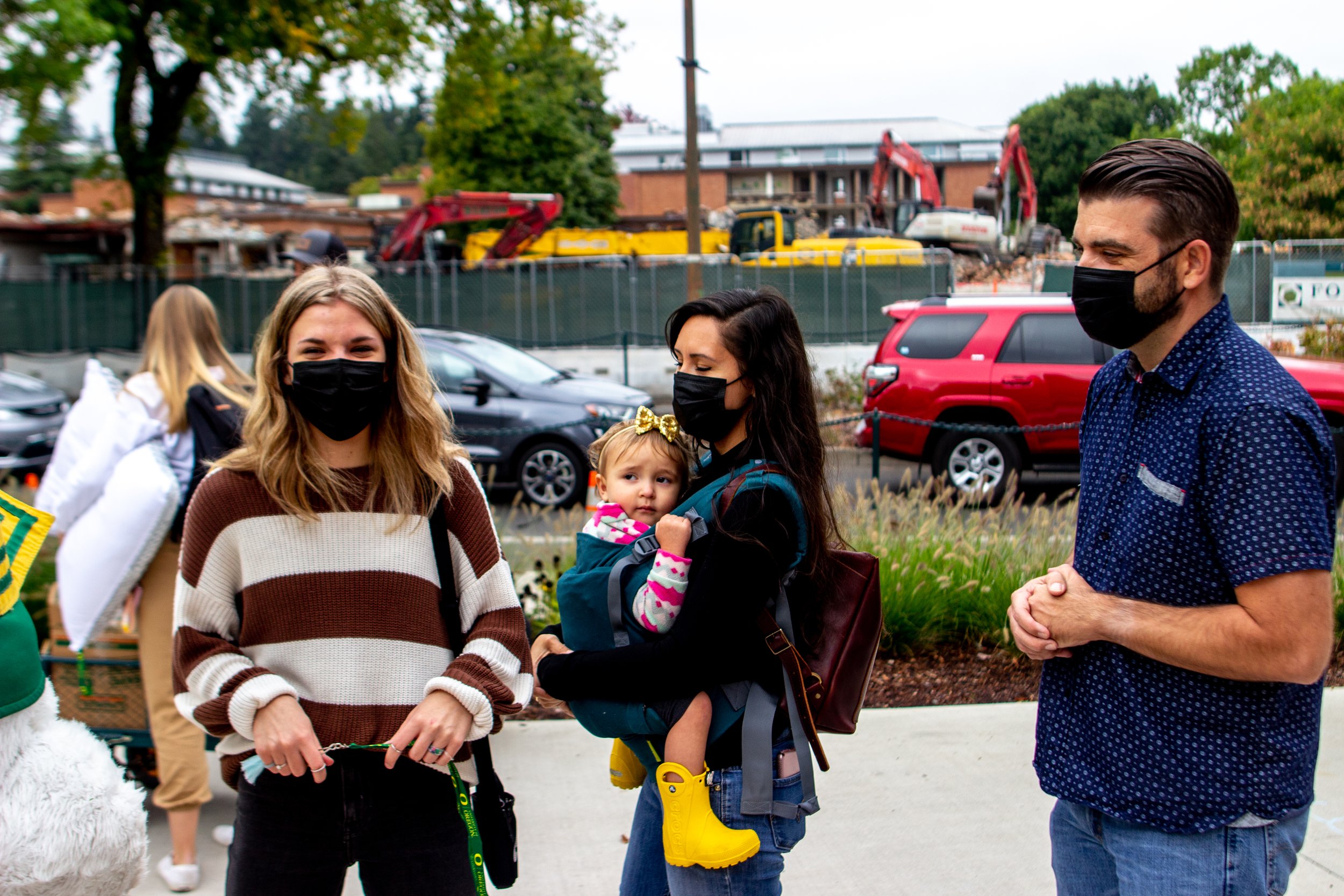 A young child reacts to the Oregon Duck during move in day. (Will Geschke/Emerald)
