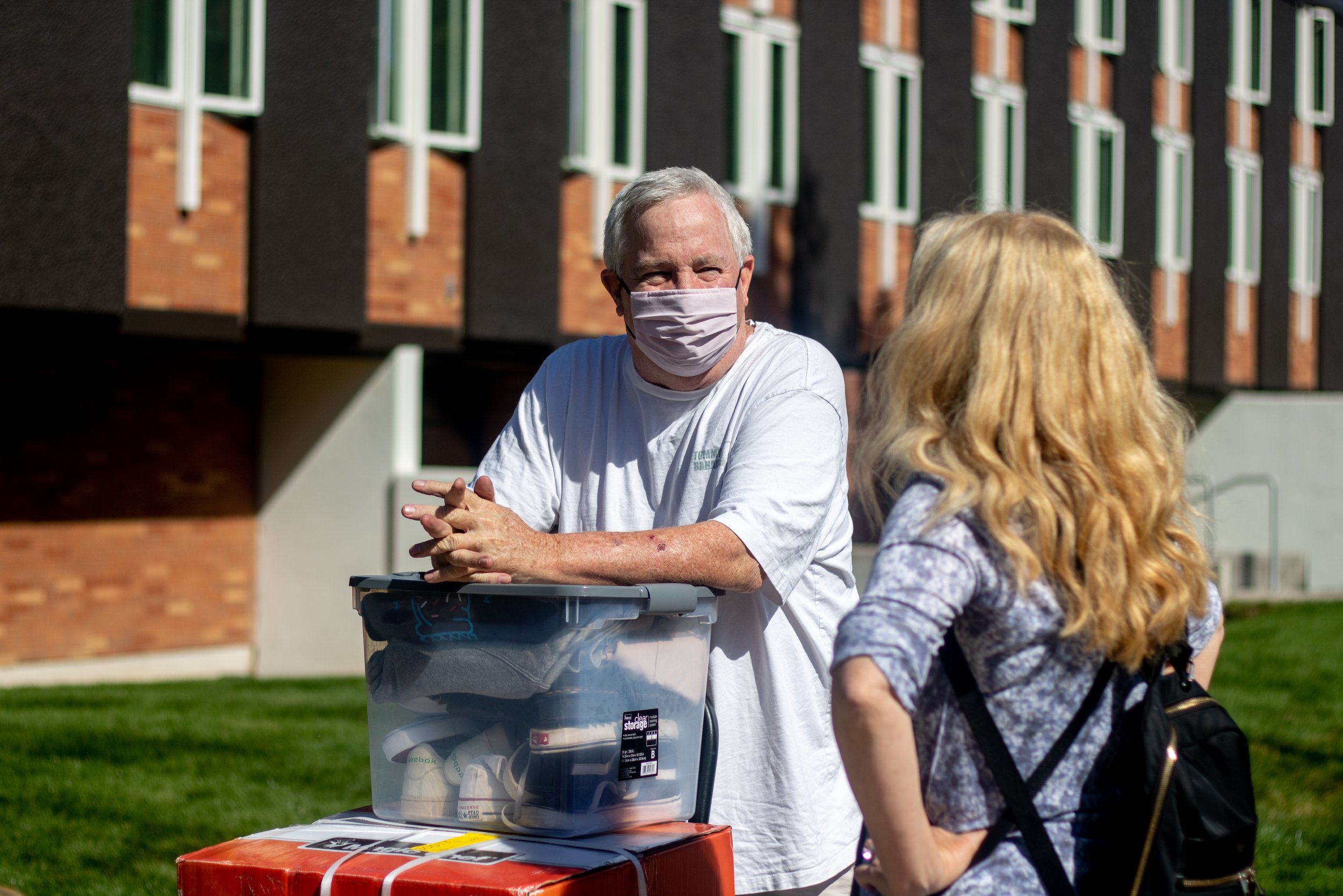 Kelly Scott (left) talks with Lori Popovich Swift (right) on move in day, September 23, 2021. University of Oregon students are preparing to resume in person activities across campus during fall term. (Will Geschke/Emerald)
