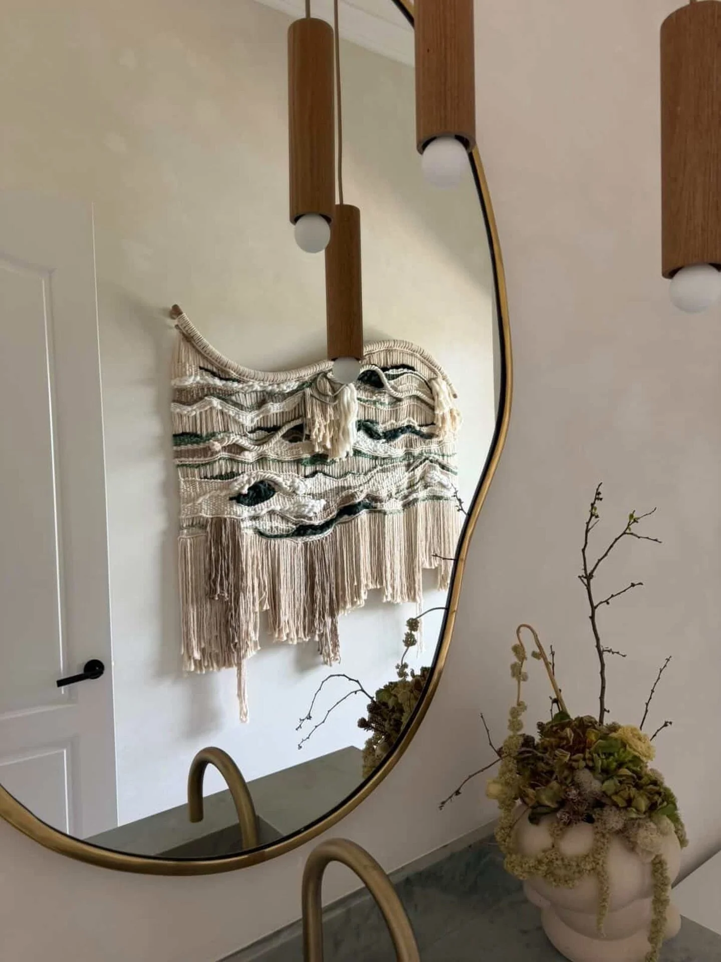 Organic &amp; free flow fiber in @hw.interiors stunning bathroom. I&rsquo;m a sucker for mirror shots 🫶🏻