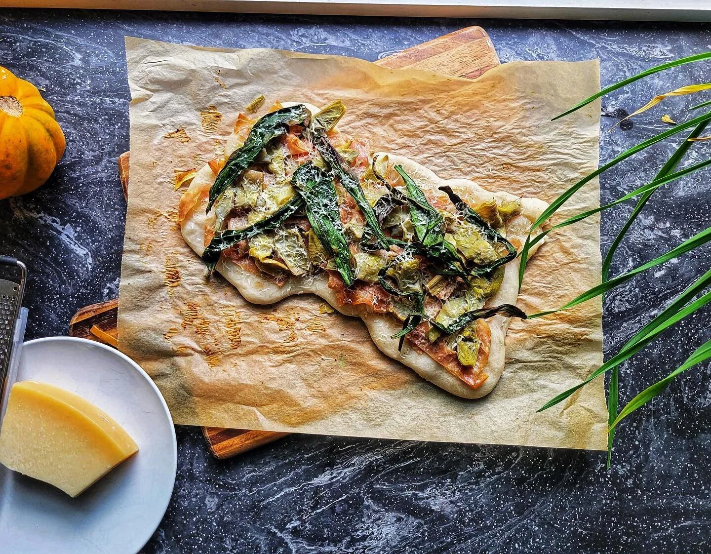 Homemade ramp artichoke flatbread with the gluten free flour we received from our @kestepizza cooking class! (Antimo Caputo GF flour)
.
I am so in love with this creation, partly because I didn’t have to cook and the hubs did all the work 🤣