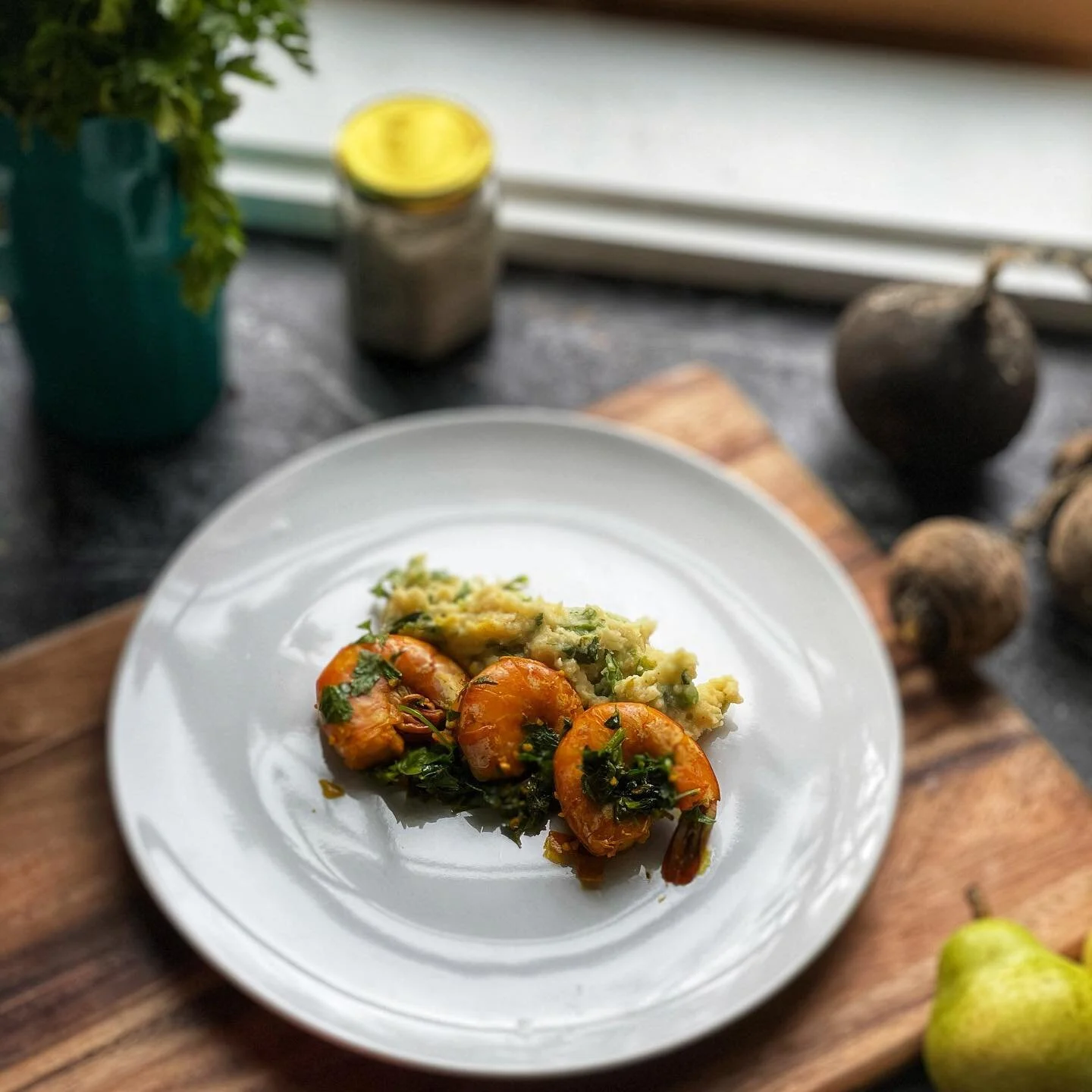 Spanish shrimp and grits, recipe —-> link in bio
.
As the weather gets warmer and farmers markets fill with fresh produce, this is the transition period where I like to try to use items in my pantry, and in this case some Masa Harina for a