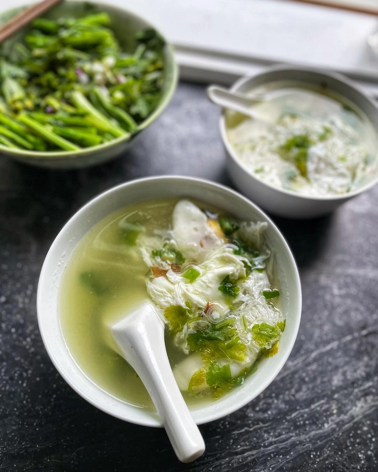 Breakfast. Rice noodles, scallions, cilantro, egg, and 2 GF chicken dumplings in a leek + bonito broth, served with a big bowl of steamed broccoli rabe topped with garlic greens.
.
A good portion of our meals tend to be simple delicious concoctions
