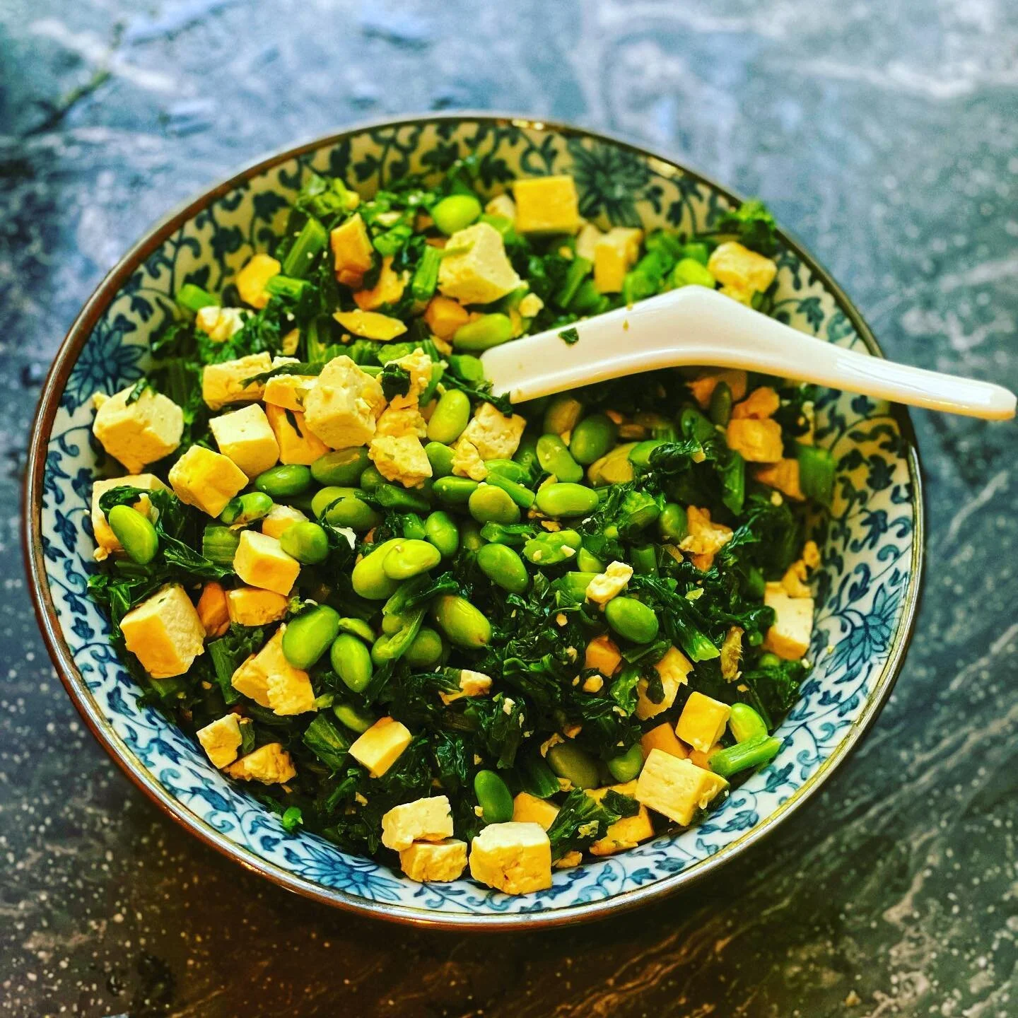 Mustard greens stir-fry with tofu. Recipe —-> link in bio
.
Mustard greens aren’t typically a popular vegetable at the farmers market or dinner tables. Many people think of it as a rather bitter vegetable. But when it’s process