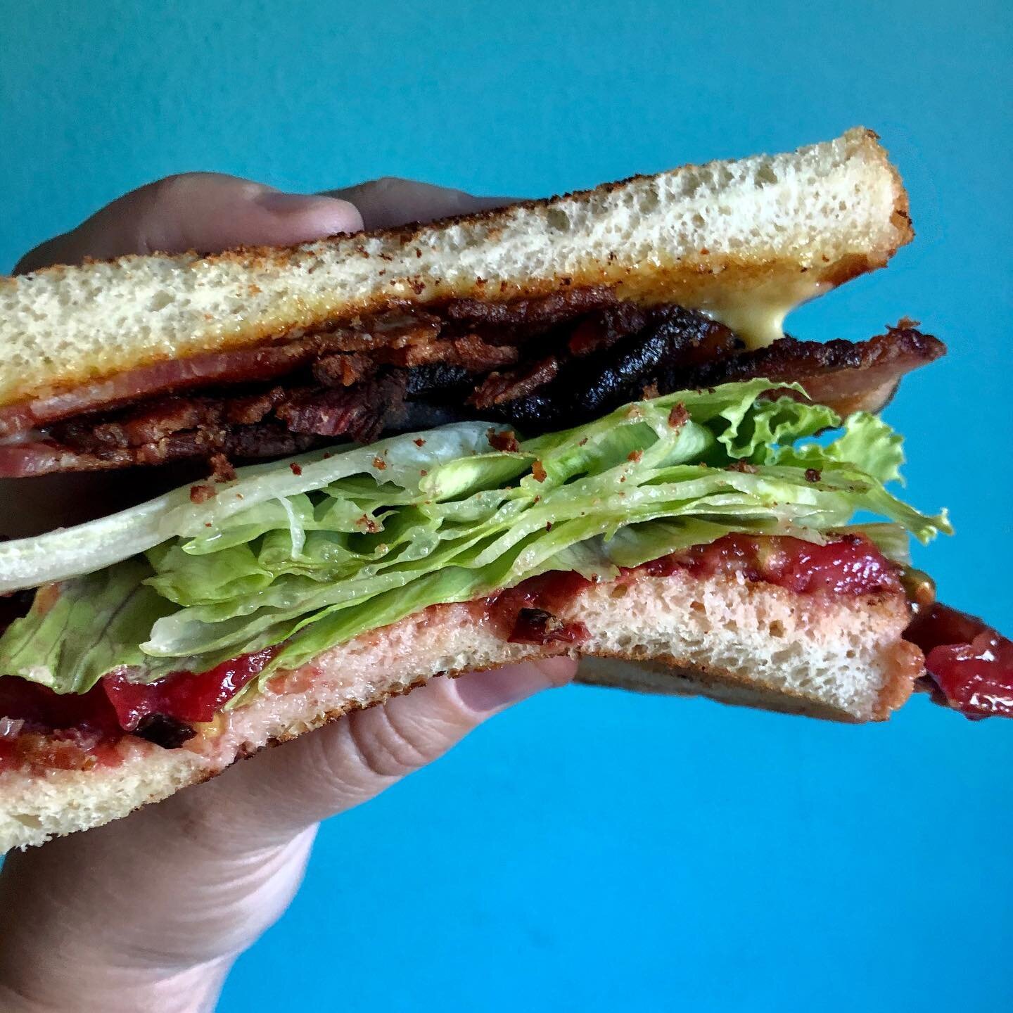 BLTs!! Recipe in our bio for a delicious olive oil aioli and our version of the perfect BLT. 🥓 🥬 🍅 🥪 
.
.
.
#saudade #saudadefoods #oliveoil #anticocastello #blt #aioli #stackmethod