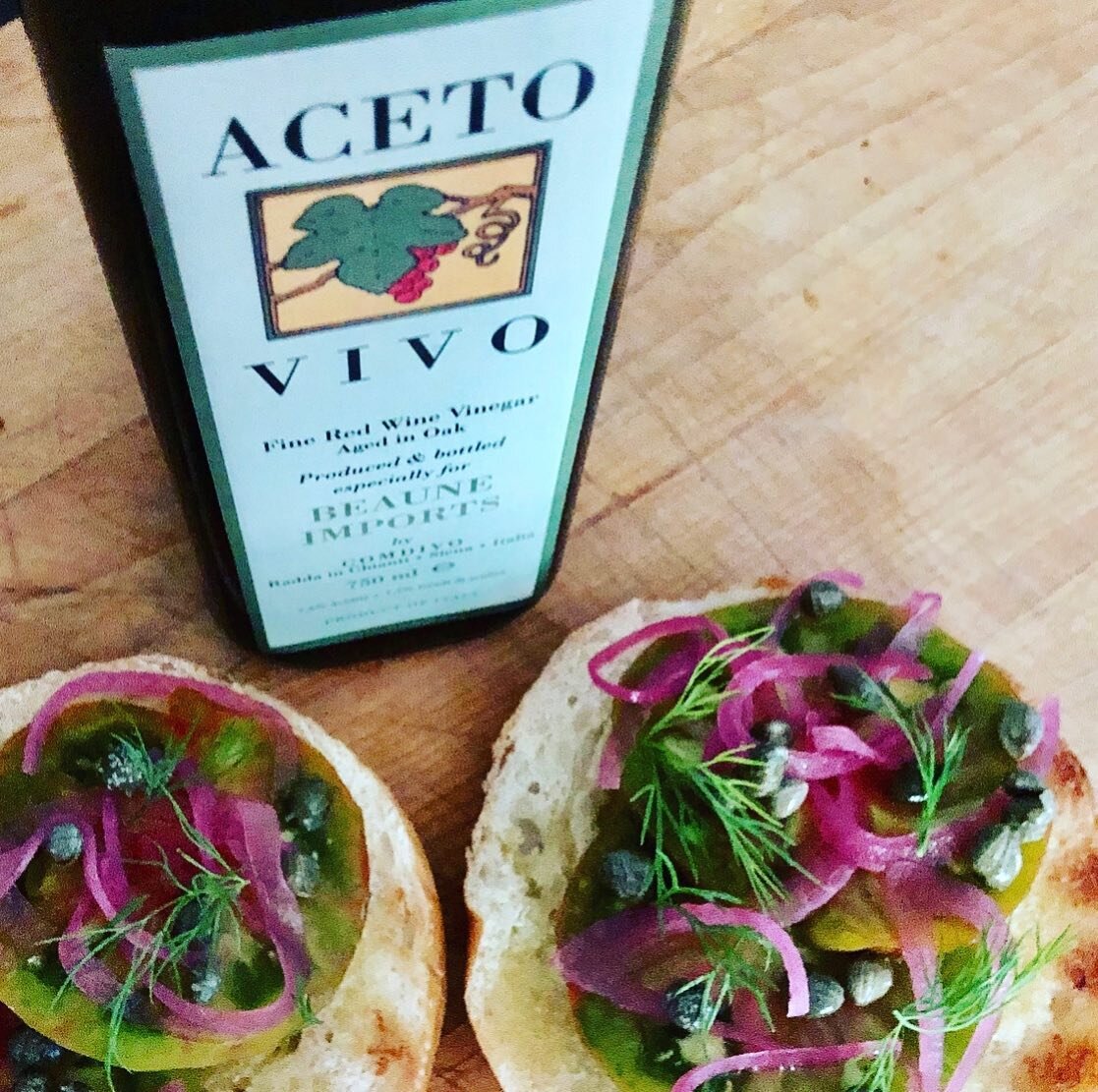 Red wine vinegar pickled onions pep up any bagel routine. 🍅 🧅 🥯 🧈 🌿 
.
.
.
#saudade #saudadefoods #Comdivo #acetovivo #vinegar #redwinevinegar #unpasteurized #pickledonion