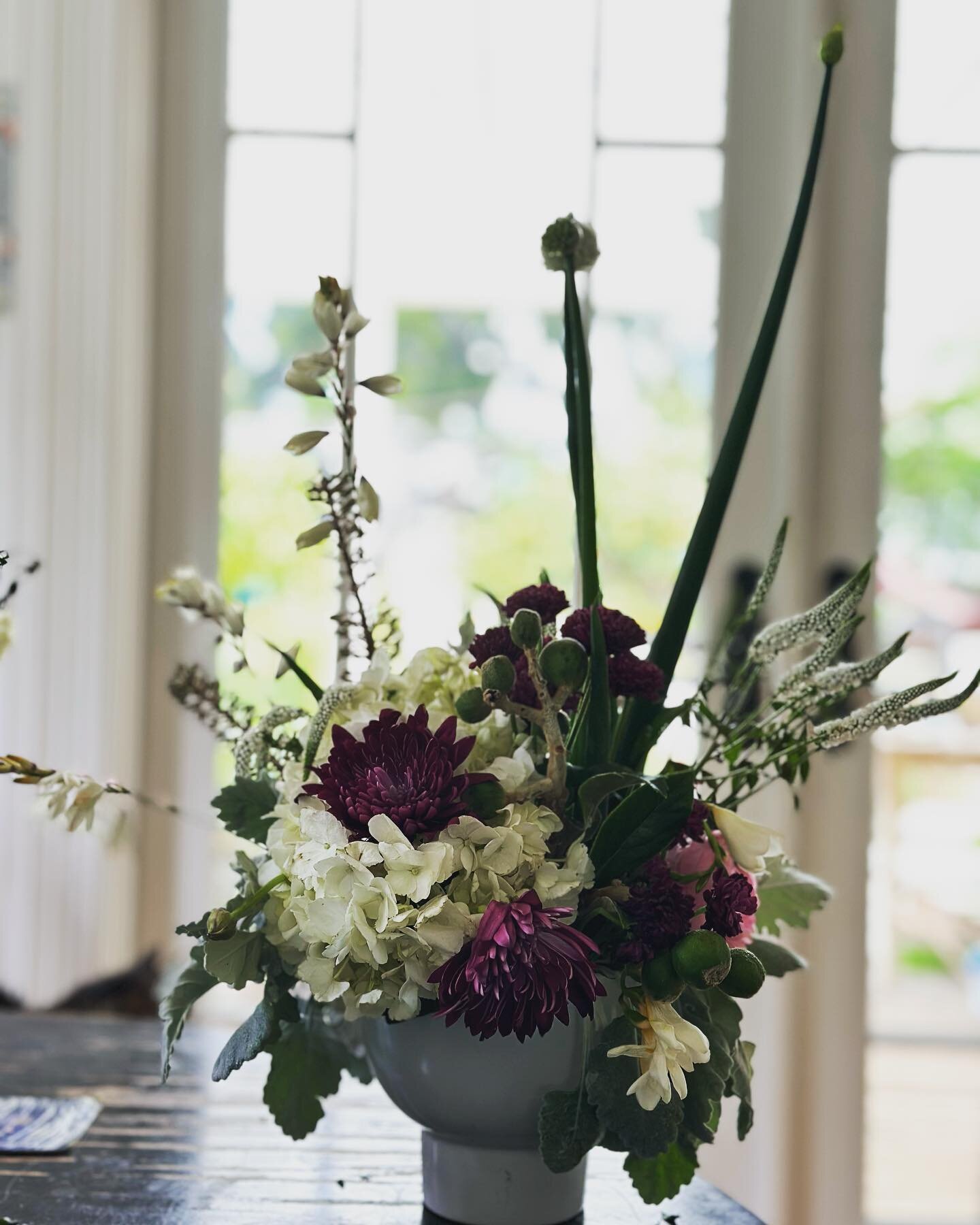 Final floral arrangement is a V-shape #merrittlandscapehorticulture #flowers #floraldesign with  #kaywolffdesign