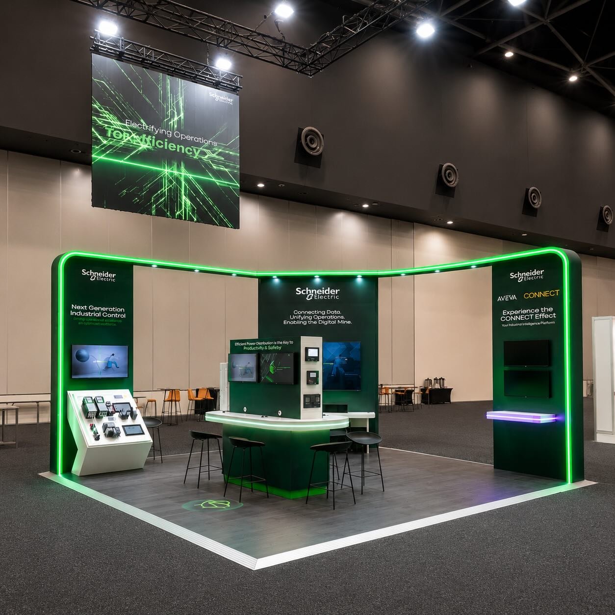 At #GRX2026 in Perth Convention and Exhibition Centre @display.builders partnered with @schneiderelectric_au to deliver a stand designed to reflect the future of mining: connected, resilient and technology-led.
The open-plan space combined illuminate
