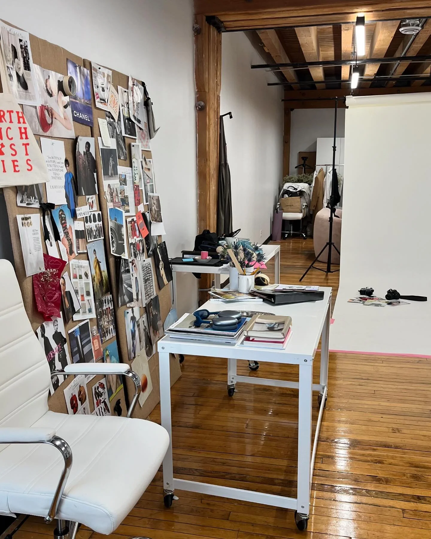 November was equal parts hectic and chic 💅Swipe to see some BTS of our last month. 

1.) Creative office chaos
2.) Photos and champs from our holiday party - we got to showcase the work of our two favorites @juliannapressleyphotography and @nicolede