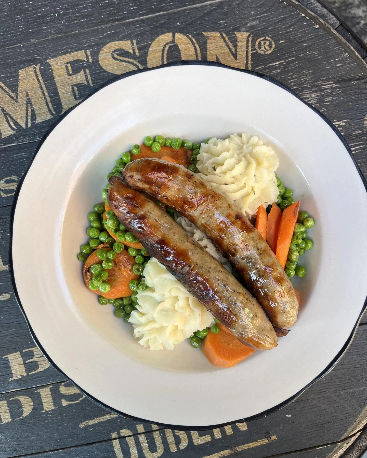 Bangers &amp; Mash weather has arrived! Cozy up with this hearty favorite&mdash;juicy sausages, creamy mashed potatoes, and garden-fresh veggies, all served with a side of Annie&rsquo;s charm. 

Who&rsquo;s joining us for a taste of true pub comfort?