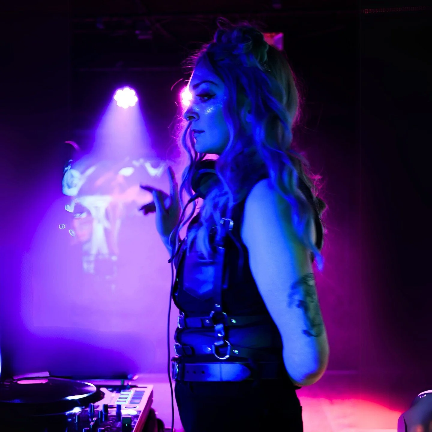 Get ready to dance&mdash;Annie's House is here! DJ Raven De La Noir and a host of other Deejays bring high-energy house, electro, and power pop every Weekend. Our late-night music hours now run 11 PM&ndash;1 AM, every Friday &amp; Saturday. Grab your