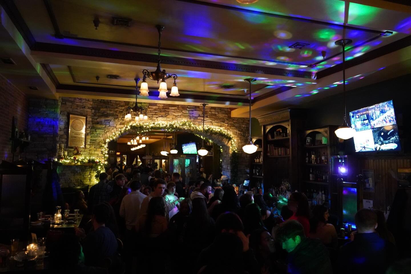 Music loud, glasses full, spirits high. 🍻🎶

Thank you for celebrating New Year&rsquo;s Eve the Irish way at Annie Bailey&rsquo;s.

Here&rsquo;s to luck, laughter, and 2026! ☘️