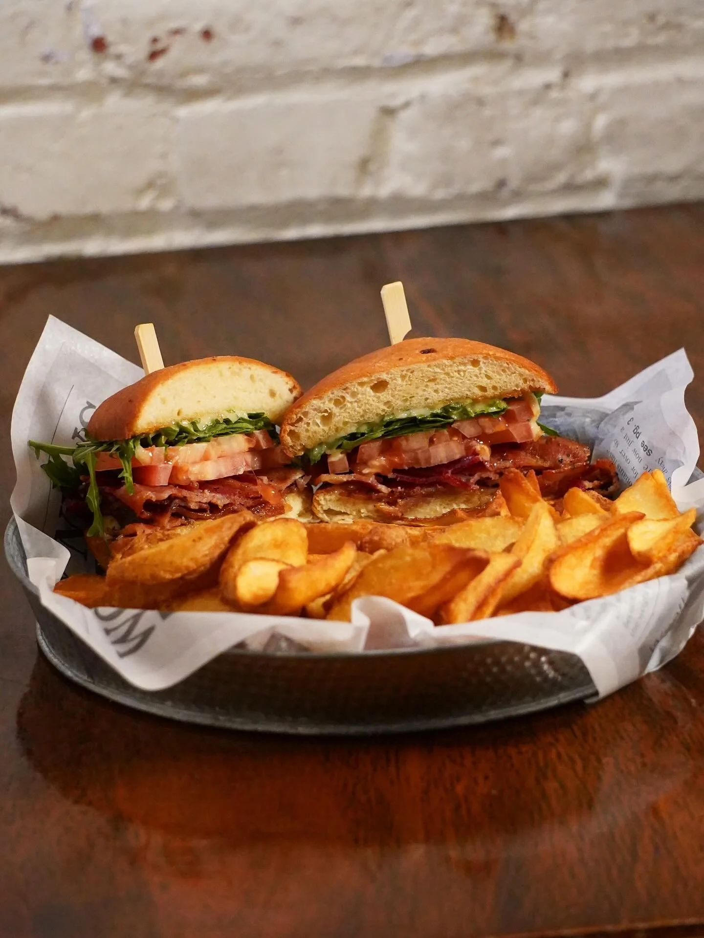 Brunch, the Annie&rsquo;s way. ☀️
 From comforting classics to pub favorites, our weekend brunch is a tradition worth savoring.

🍔 BLT &ndash; Candied pepper bacon, arugula, tomato, garlic aioli, milk bread bun, served with dipper fries 🍗 Chicken &