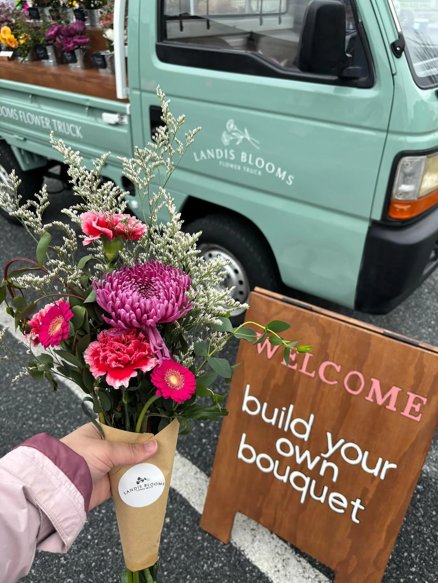 Shopping, sipping, and supporting local&mdash;just how we like it. 
 Our Galentine&rsquo;s Day Market is bringing together some seriously talented makers, and we&rsquo;re so excited to spotlight the vendors joining us:

🧶 Hilos y Lanas &ndash; Handm