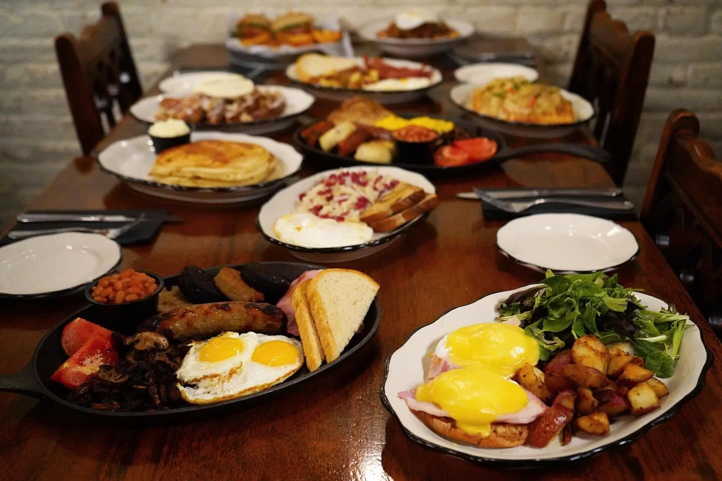A full table is the only way to brunch.
 From our classic Full Irish to perfectly plated Eggs Benedict, brunch at Annie Bailey&rsquo;s is all about comfort, flavor, and a little fun with friends.

Settle in, order something hearty, and make a morning