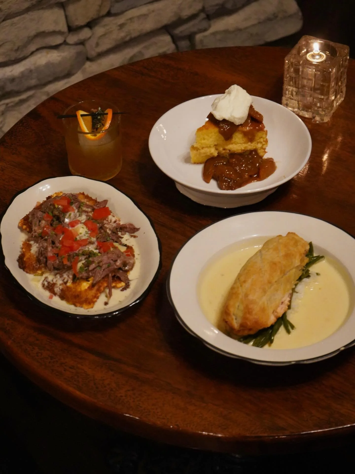 WEEKEND SPECIALS ✨

Shortribs Crispy Ravioli 🍝
* Breaded and fried 3 cheese ravioli 
* Browned butter 
* Sharp provolone cheese sauce 
* Braised pulled short rib
* Basil oil
* Parsley
* Tomato 

Salmon Wellington 🐟
* Salmon 
* Mushroom duxelles
* C