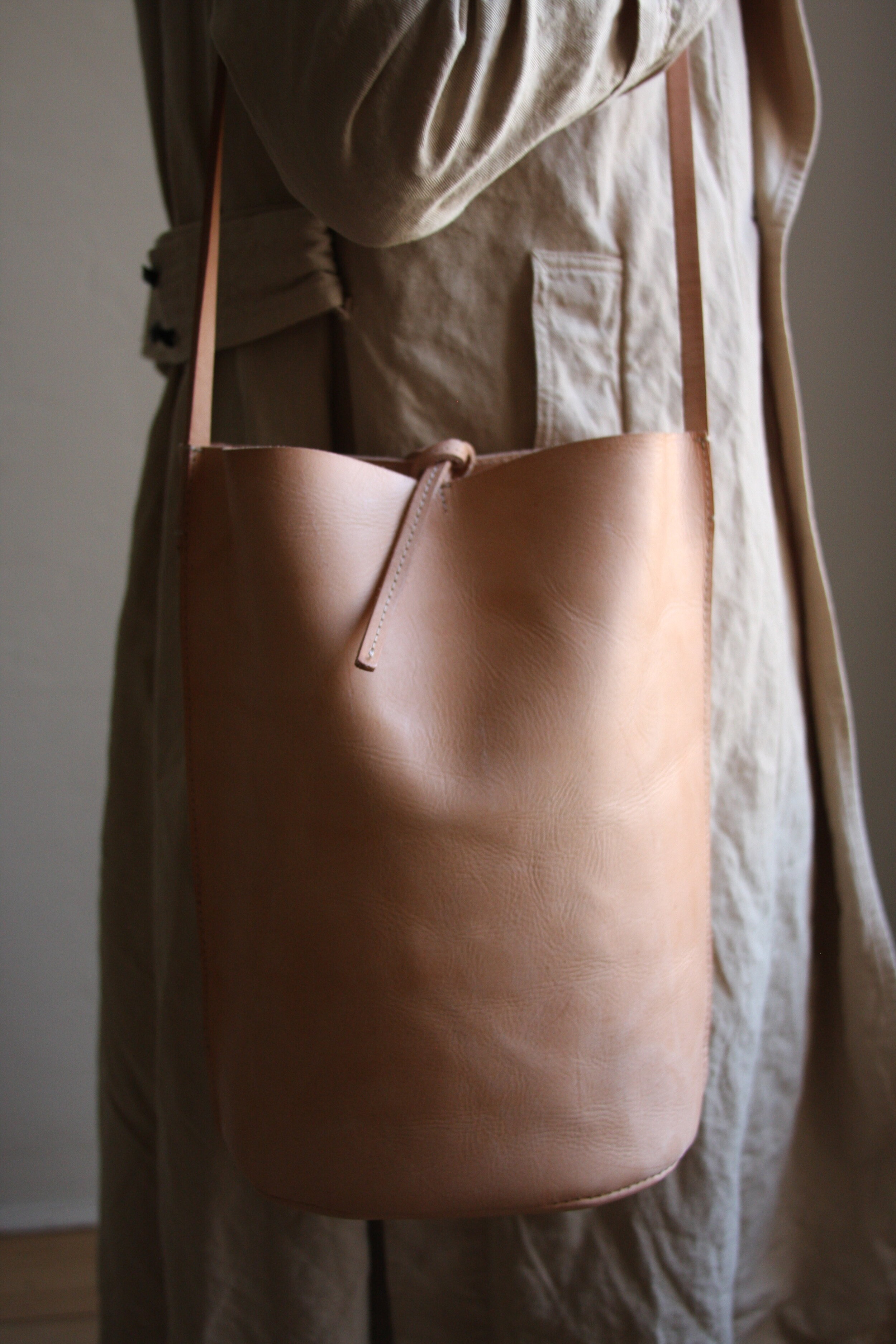 NURAXI by Teresa Robinson — Crossbody Bucket Bag - Natural Leather