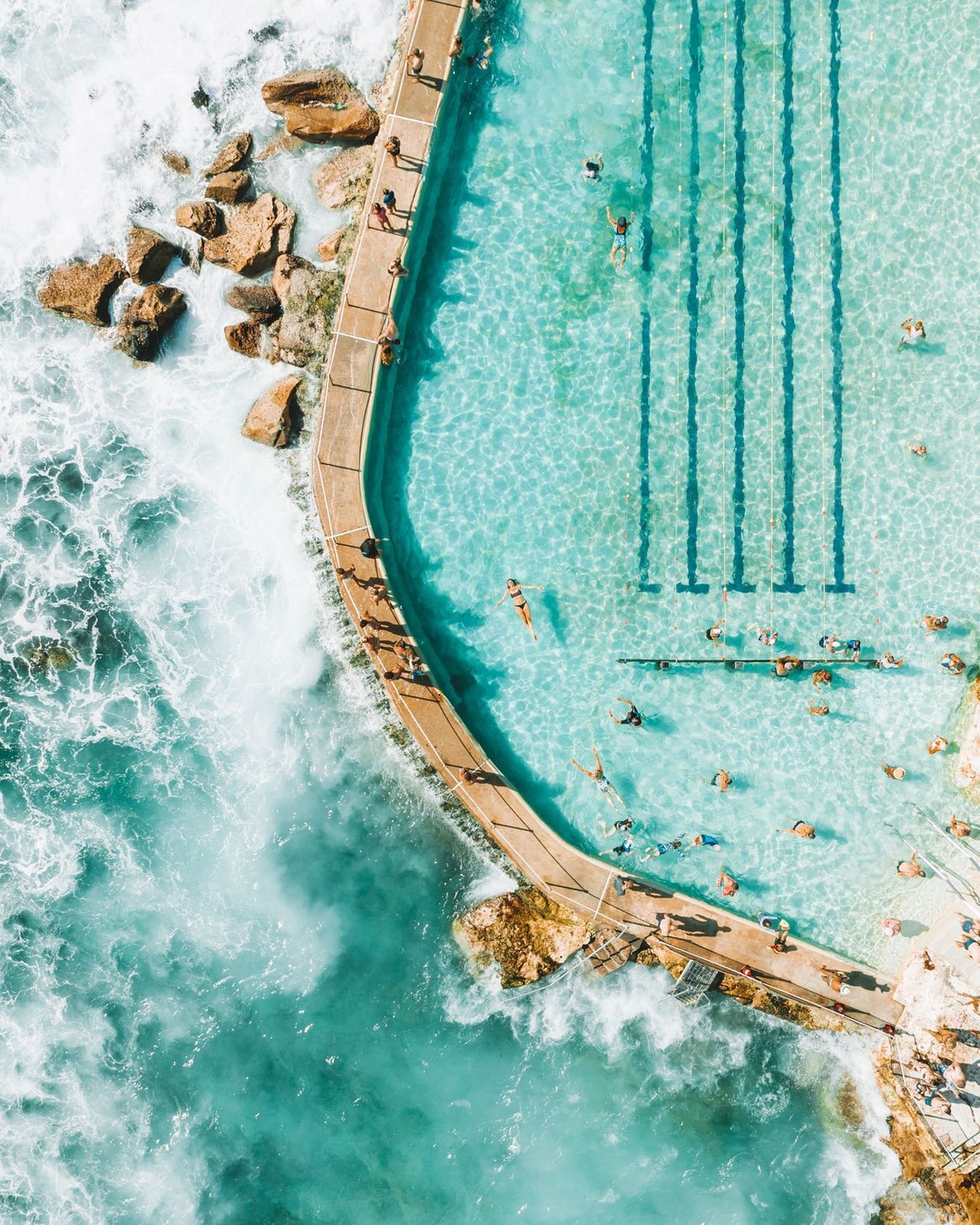 The lady in the middle of this shot definitely knows how to relax! ☀️
.
.
.
#brontebeach #bronte #brontebaths #brontepool #topdowntuesday #aerialphotography #aerial #beachvibes #sydney #australia #seeaustralia #freewell #holidayherethisyear #dronepho