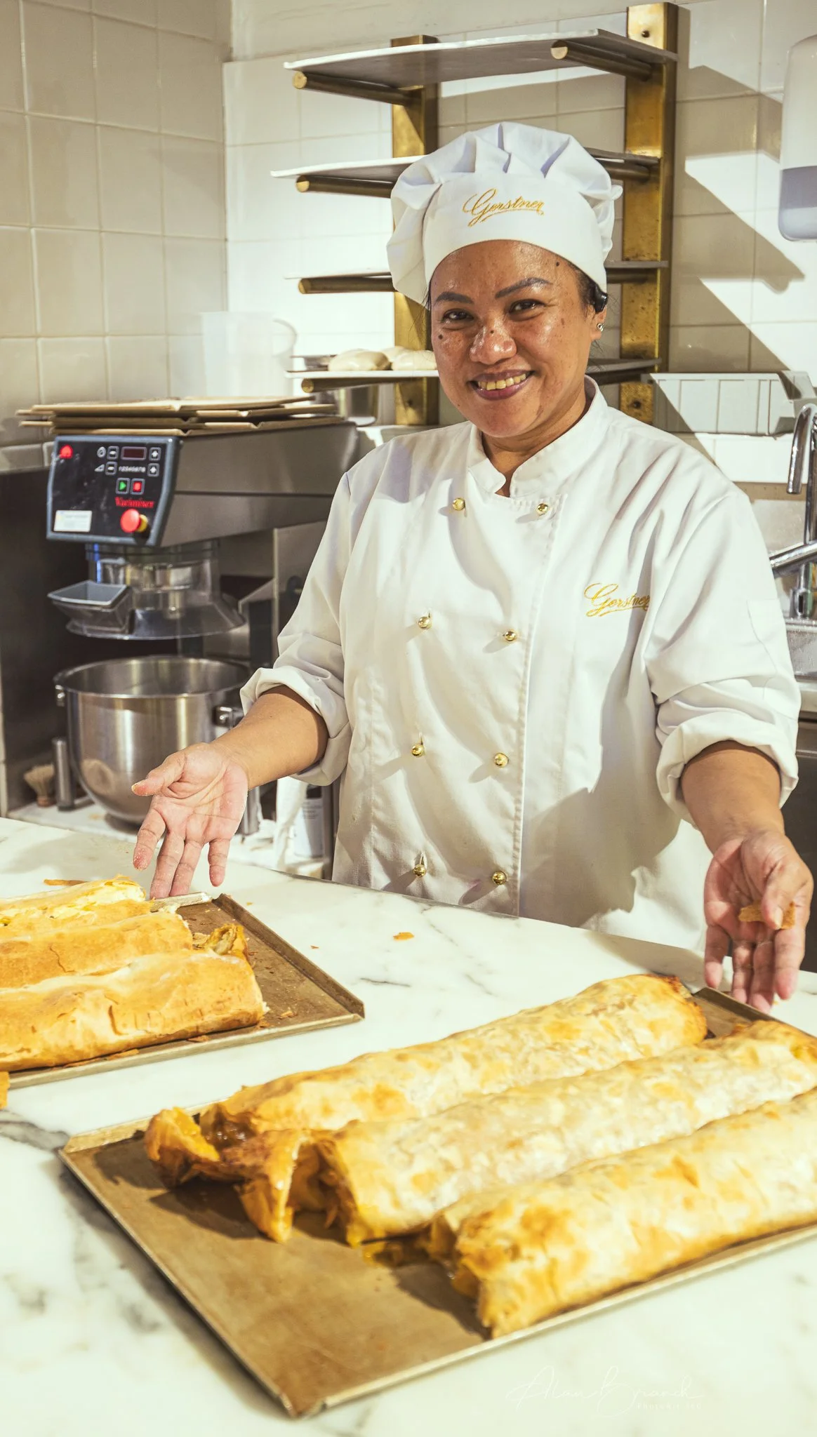 Schoenberg Palace expert chef shows how the original Apple strudel is ready to eat - so delicious