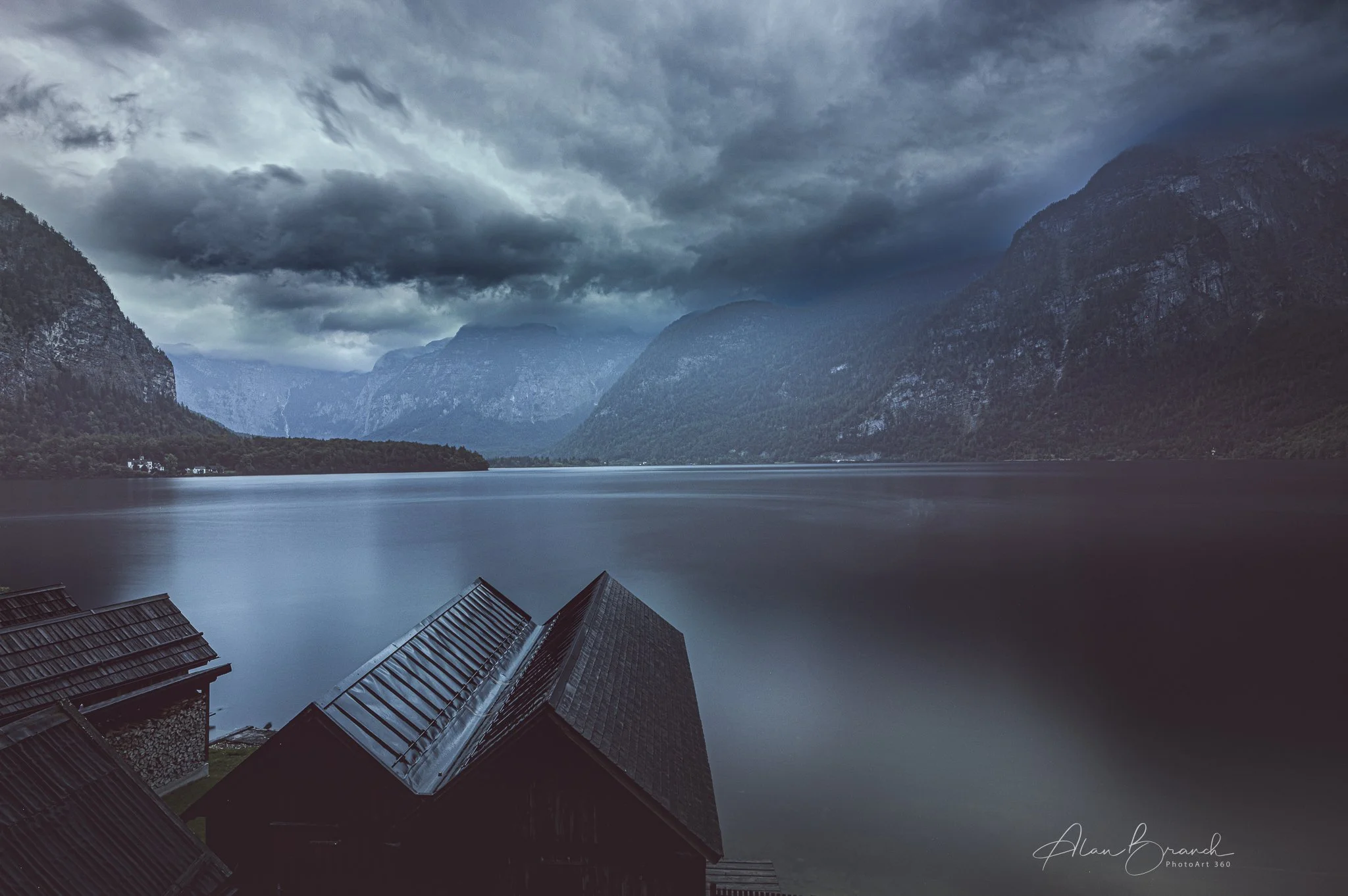 Hallstatt lake in the evening with a long exposure