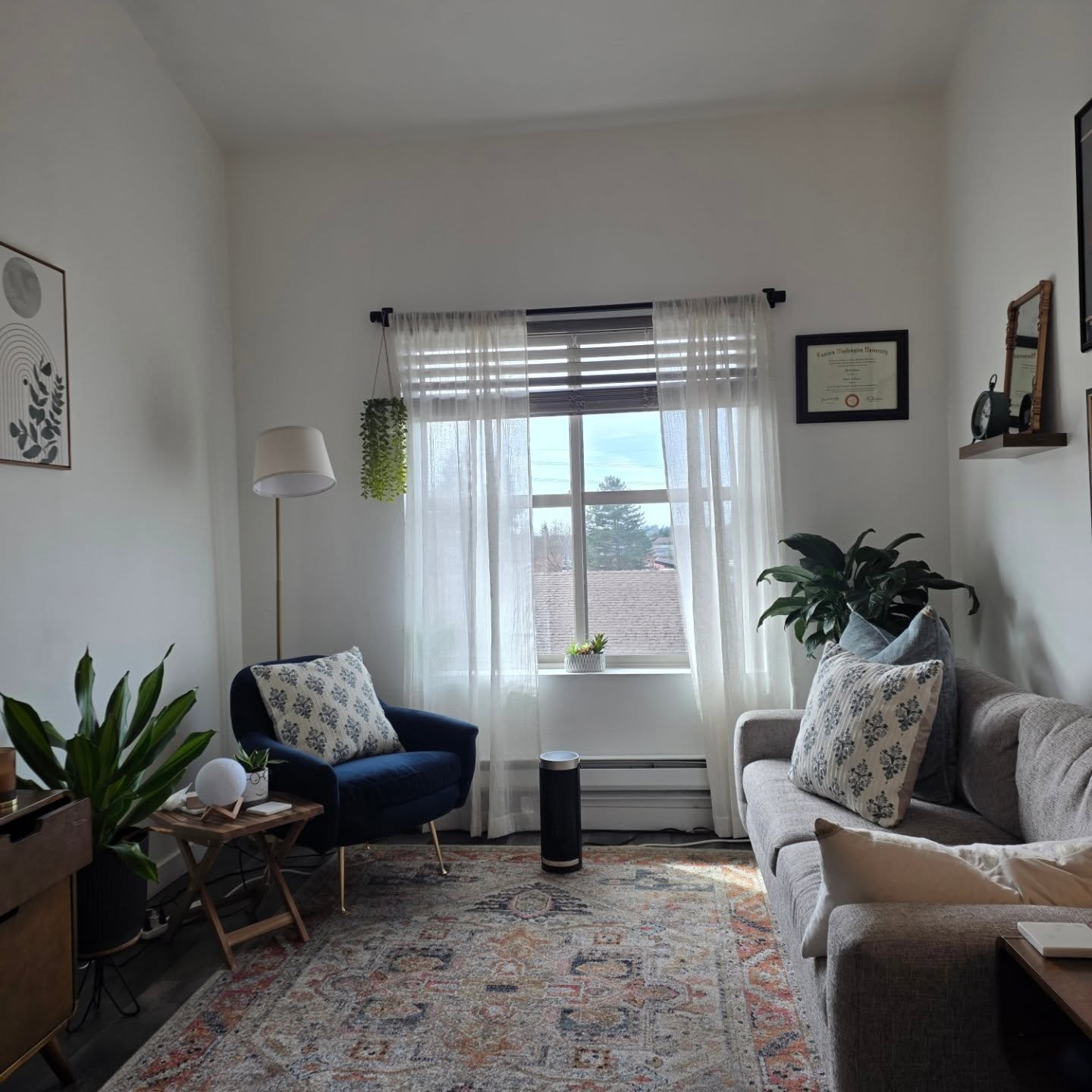 Welcome to my therapy space ✨️ 

I changed my office last year after being in it for 3 years. I loveddd that office and it was hard to say goodbye (#6). However, it was time to change and I found this place (#1). I had no clue how would I even accomm