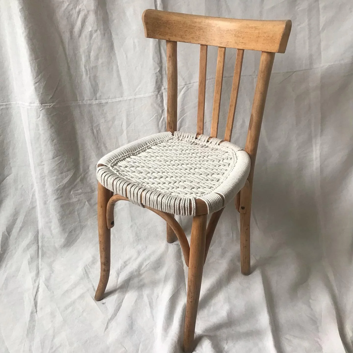 Rhabiller une chaise Baumann, design 1950.

🤍dans une d&eacute;marche &eacute;cologique nous rhabillons du mobilier vintage, pr&eacute;c&eacute;demment 6 chaises en cannage cordes. 

Ici, une chaise Baumann, abandonn&eacute; dans la rue &agrave; un 