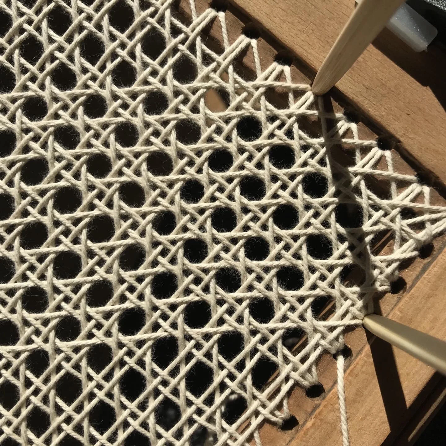 Cannage de chaise en construction. Utilisation de cordes de 1mm. 

R&eacute;habilitation de 6 chaises chin&eacute;s. 

S&rsquo;initier &agrave; de nouvelles techniques 🤗, et diversifier ses comp&eacute;tences.