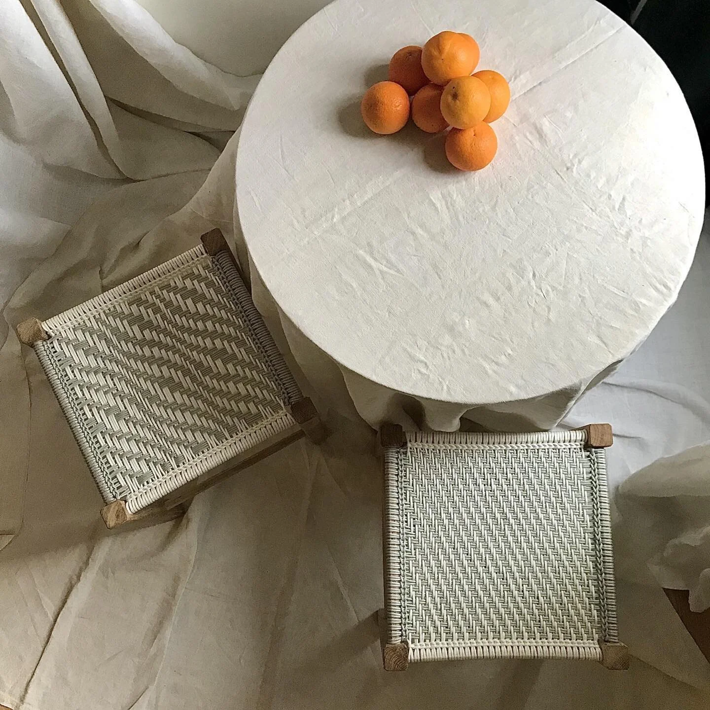 Tabourets 40x40x45. 

🤍Motif vagues et motif diagonales .
🤍ch&ecirc;nes et cordes nylon grises et blanches 
🤍made in France 

Chaque tabouret est unique et peut &ecirc;tre personnalis&eacute; par le choix des cordes et du dessin. 

N&rsquo;h&eacut