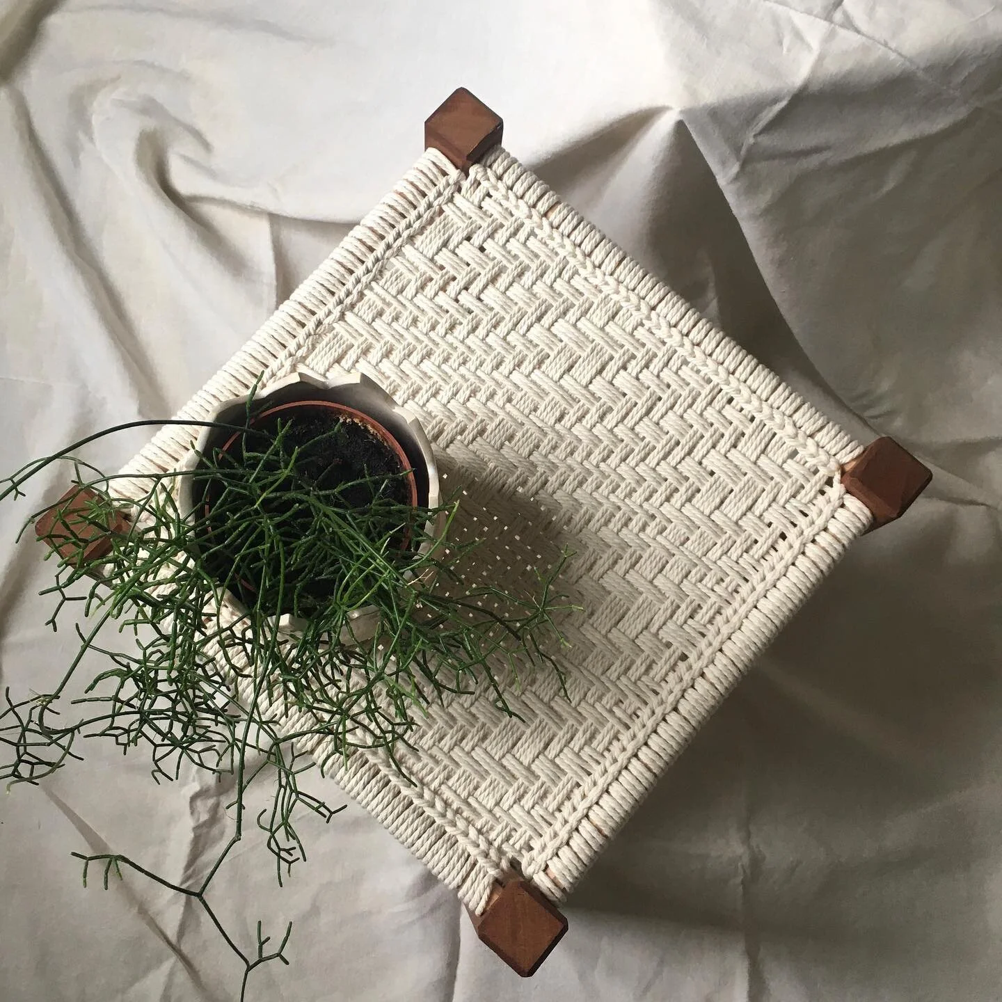 Chevet ou bout de canap&eacute; &agrave; vous de choisir 😉

Mobilier nomade de 40x40 cm x 45 cm de haut.
Cordes coton et Sipo ( bois exotique).

Il est r&eacute;alis&eacute; en totalit&eacute; en France :
🤍la structure est con&ccedil;u en kit &agra