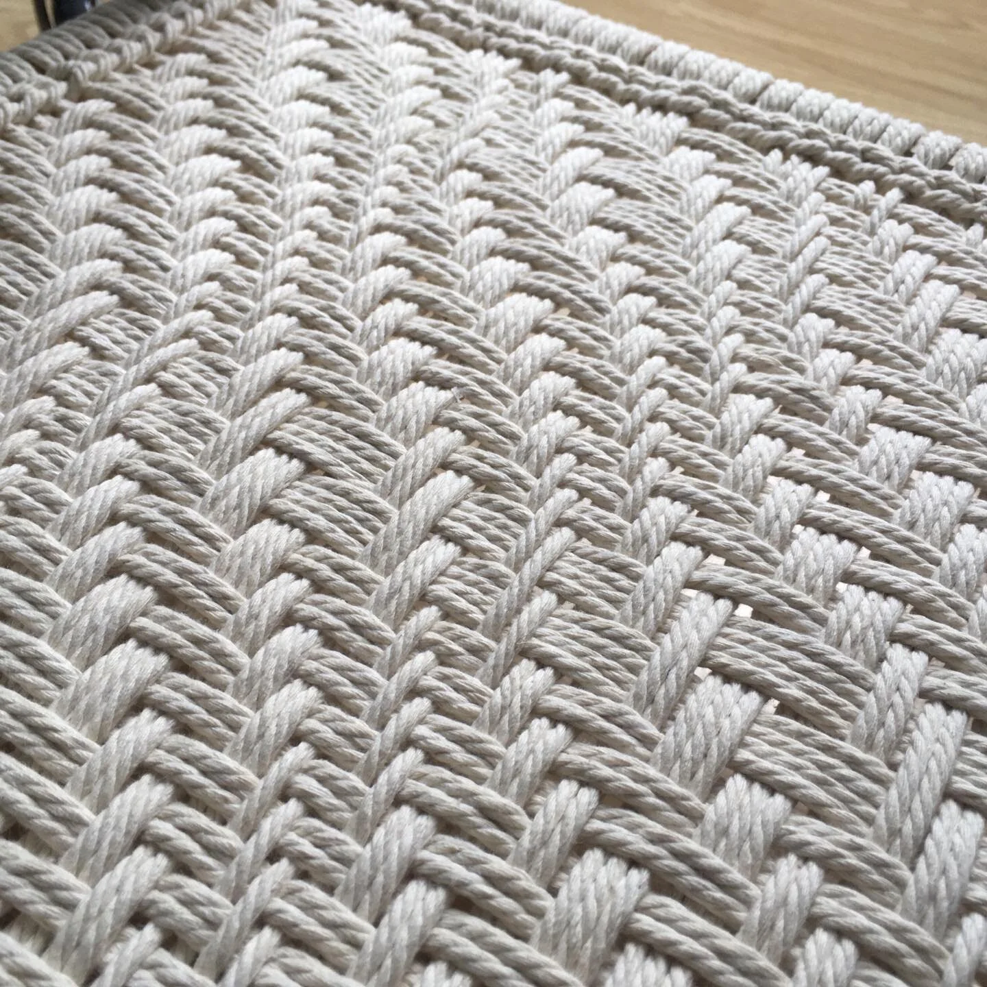 Continuer &agrave; tisser et laisser appara&icirc;tre les vagues&hellip;