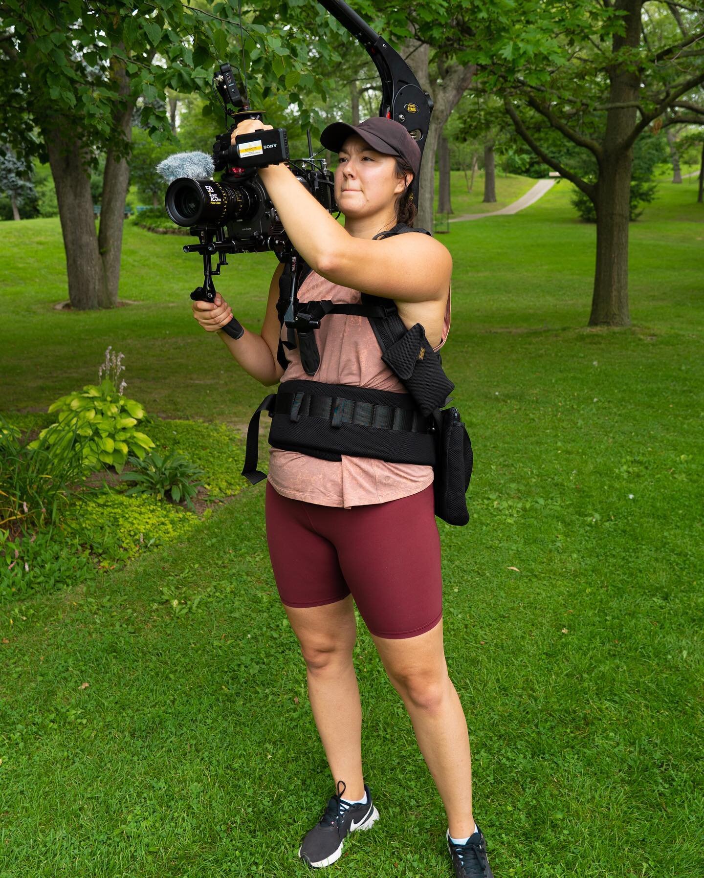 I think I wore this @easyrig almost the entire summer of 2022. And it smells like it. 😂
.
#camerawoman #dop #sony