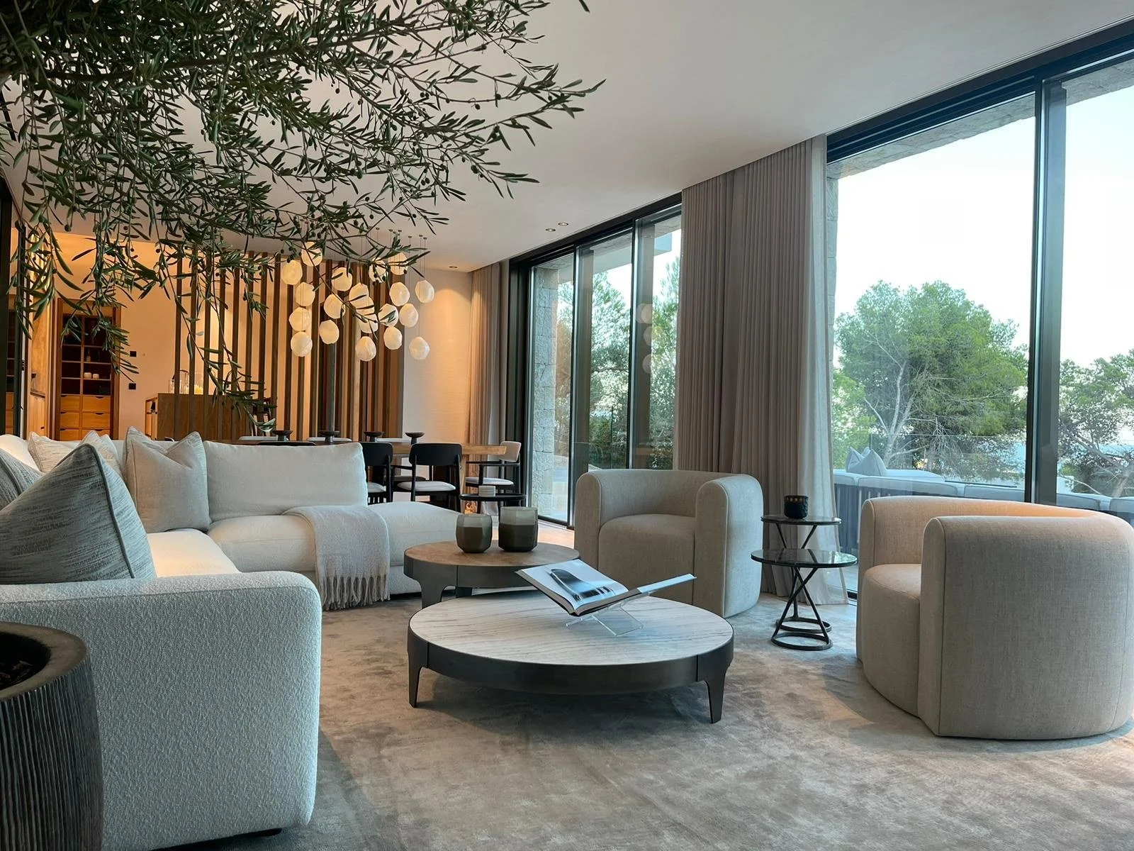 Great Room — Completed build
Soft forms and a connected living space

The site photograph shows these elements in place, with a closely related furniture arrangement and neutral palette. The camera position, daylight and styling differ between views.