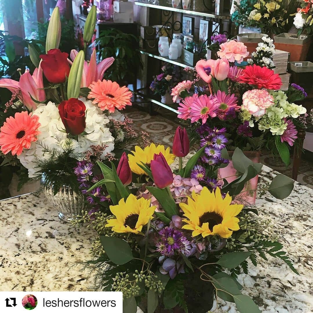 #Repost @leshersflowers (@get_repost)
・・・
Tick tick! Time&rsquo;s a wasting.  Valentine&rsquo;s Day is quickly approaching. Place your orders today. #vday21 #shopsmall #fresherfromlesher
