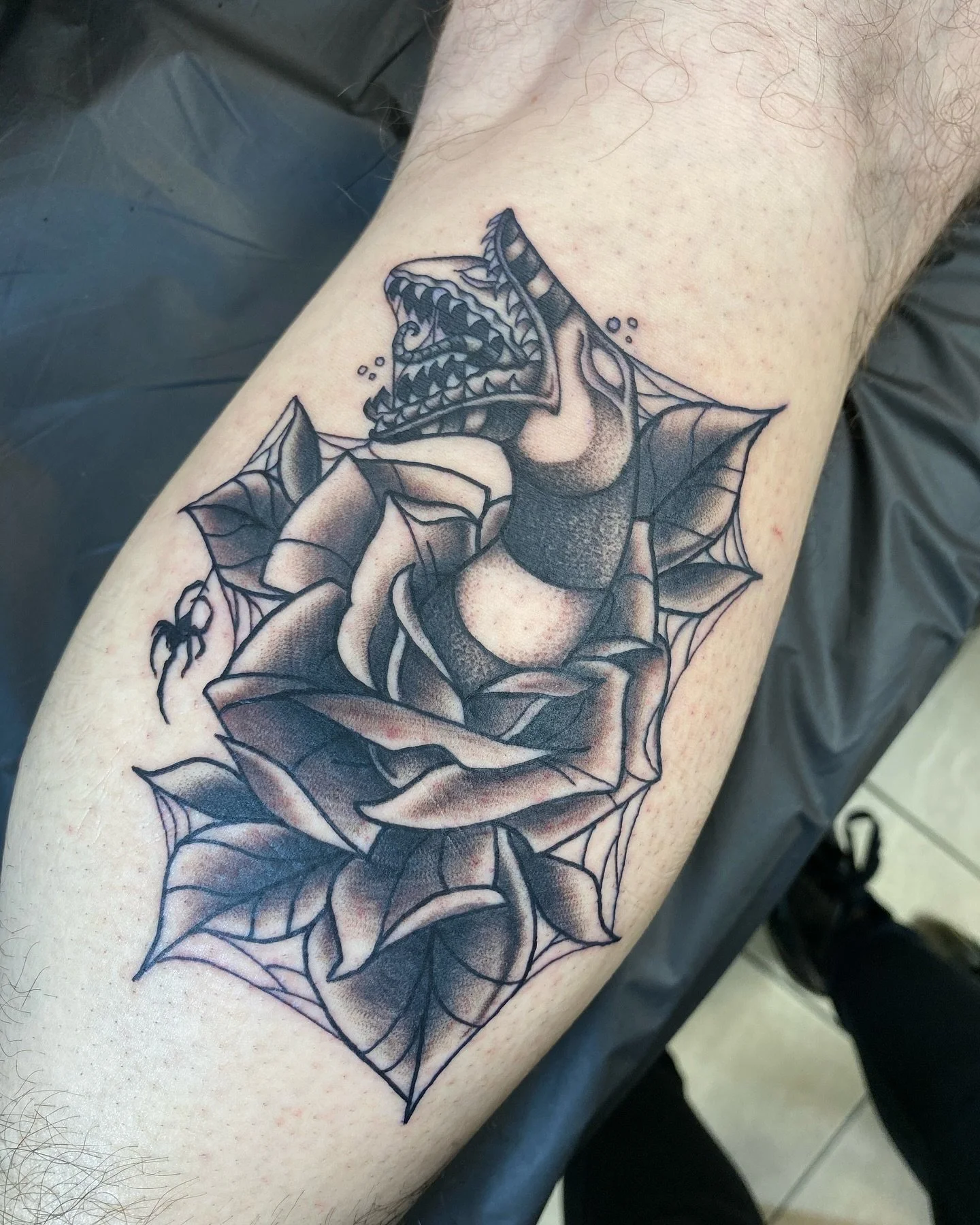 Another Flash sale piece! Thanks for coming!!
.
.
.
.
.
.
#sandwormtattoo #blackandgreytattoo #beetlejuicetattoo #beetlejuice2 #sandworm #traditionaltattoo #stippledtattoo #cooltattoo #rosetattoo #snakeandrose #spidertattoo #spookytattoo #creepytatto