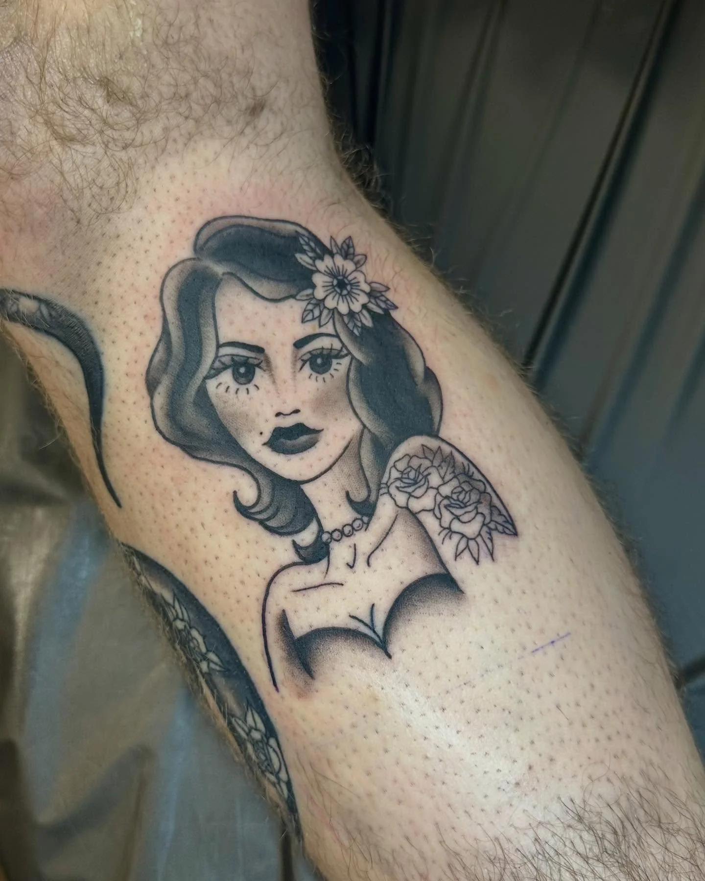 Pretty lady head I got to do 😻😻 would love to tattoo more beautiful ladies like her 💋🎀🫶

#ladyheadtattoo #tattoo #ohiotattooers #blackandgreytattoo