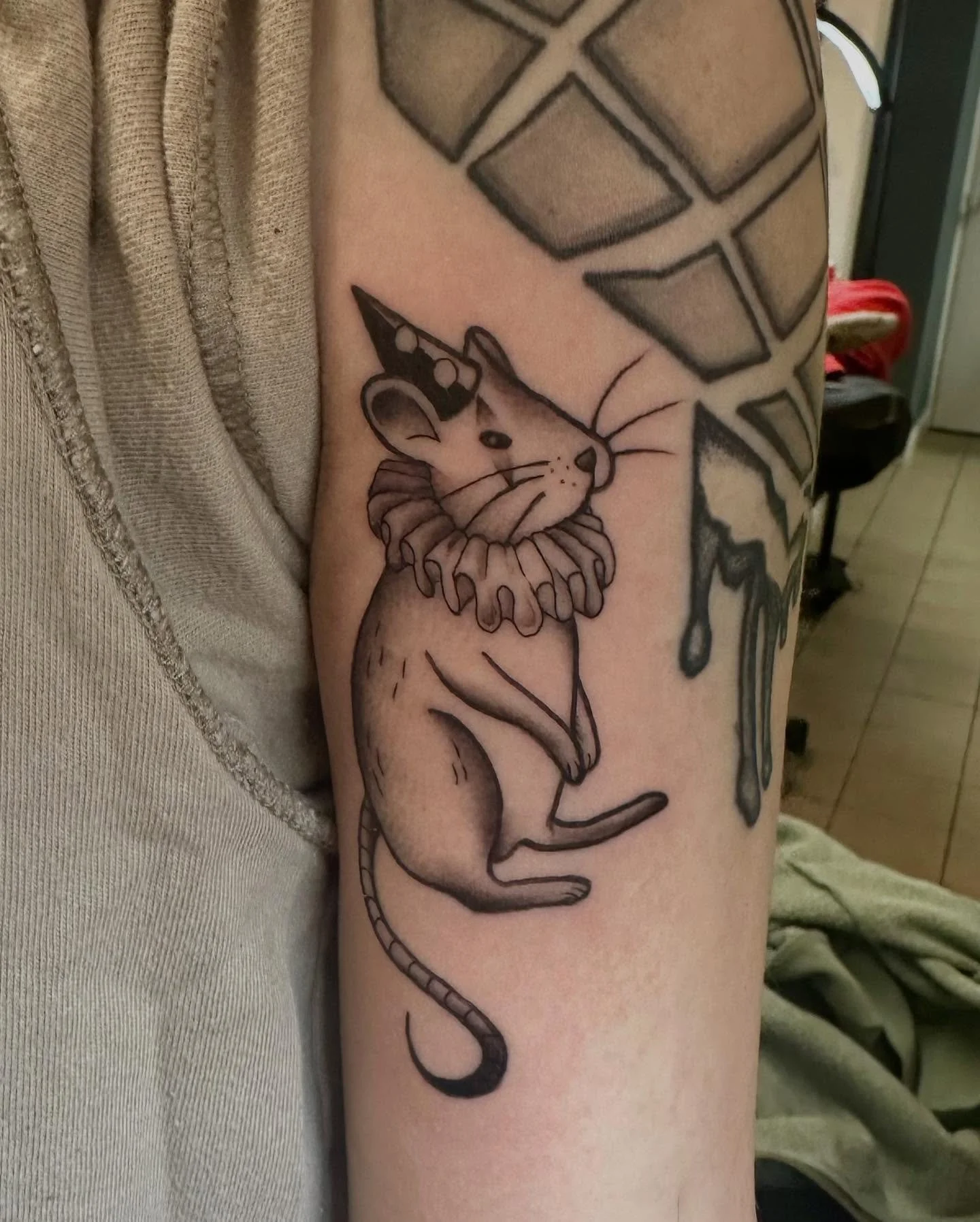 Cutie little mouse clown from the other day 💙🩷💙🩷 would love to do more animals with or without silly occupations!