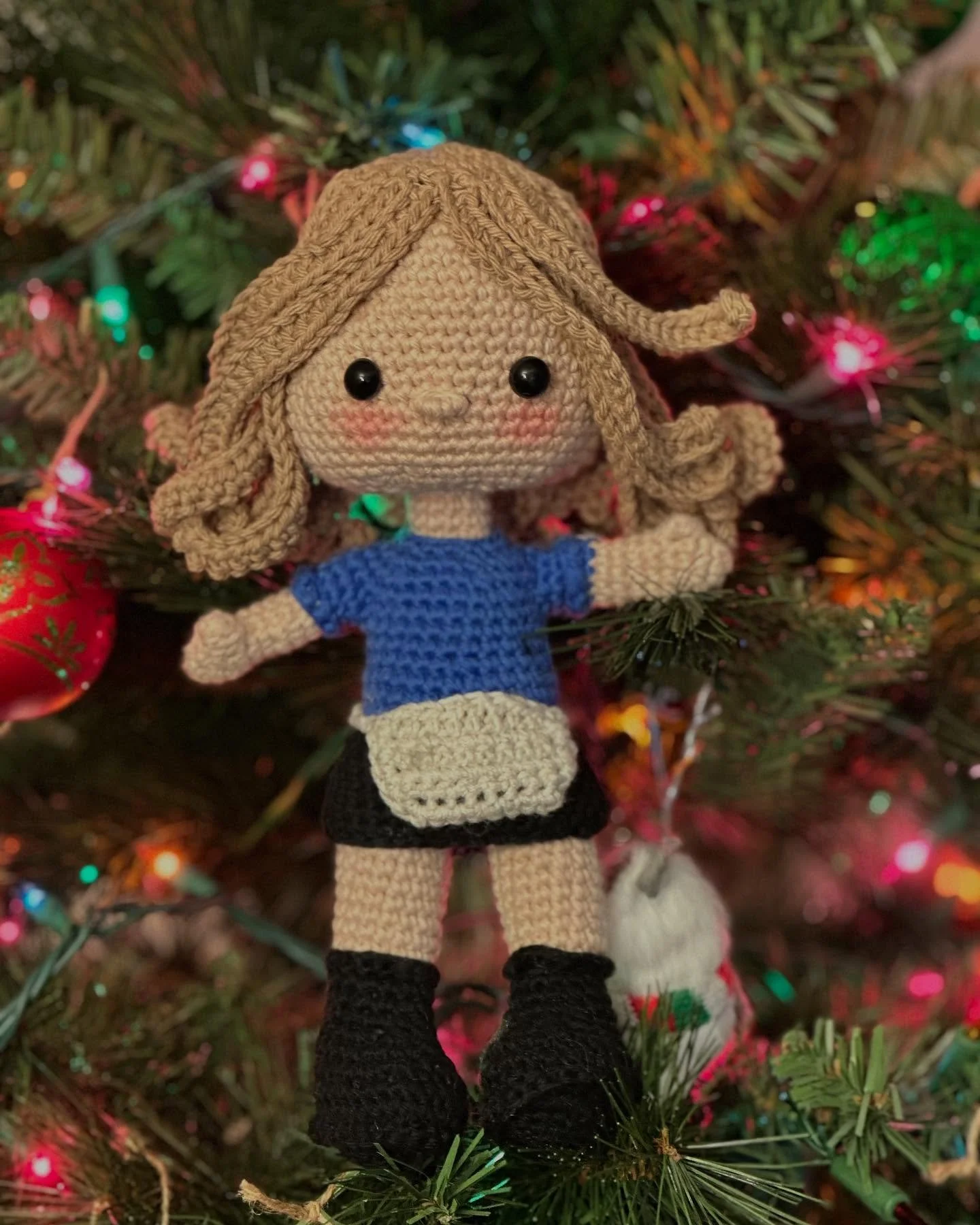 not tattoo related but now that I&rsquo;ve finally passed out all my DIY Christmas gifts, I can show them online! (I forgot to take a pic of the tote bag I made for my sister but trust that it was cute!)
💚❤️💚❤️
First doll is a little Rachel Green f