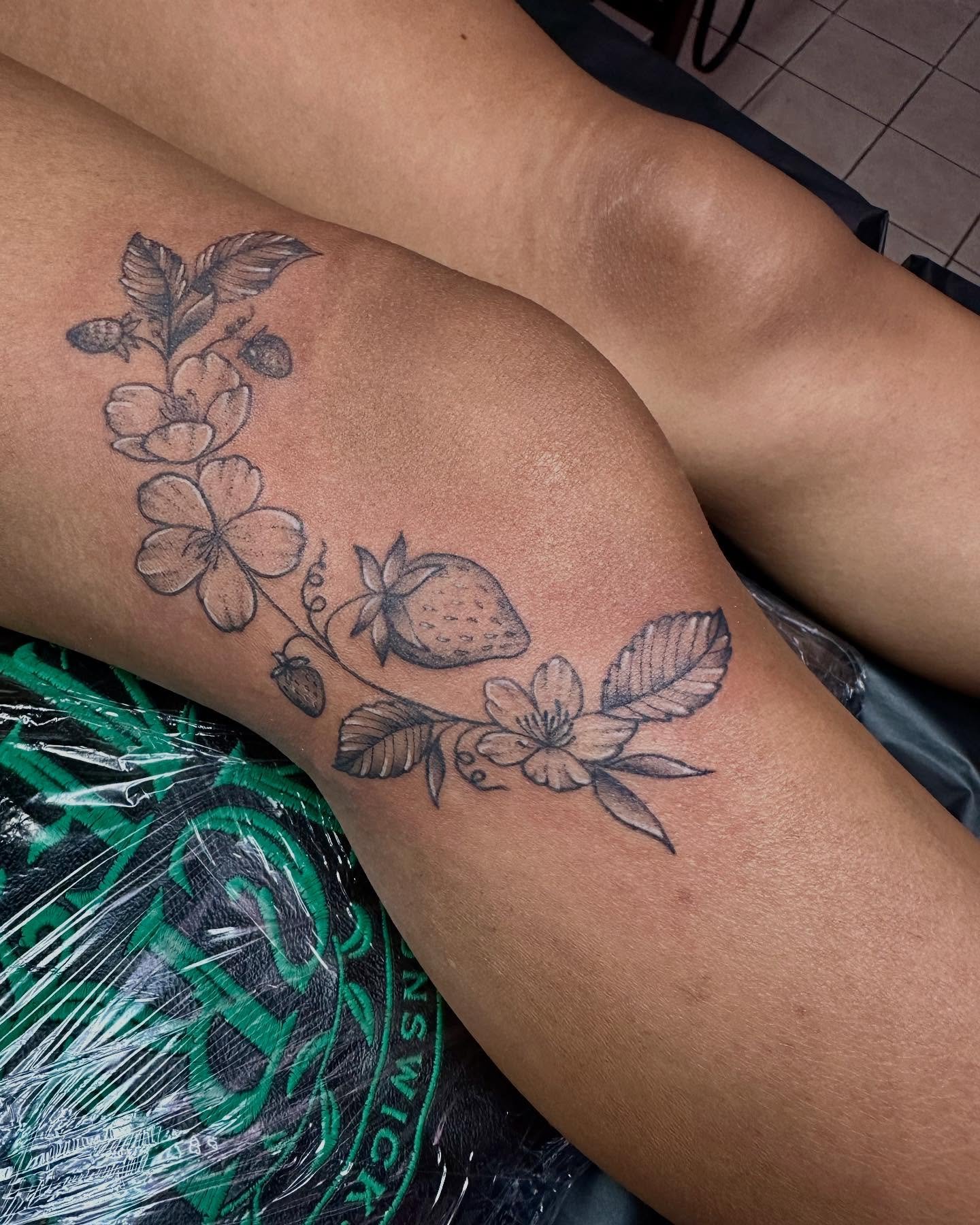 some cutie knee strawberries 🍓🌸🍓 I'd love to do some more like it 🫶