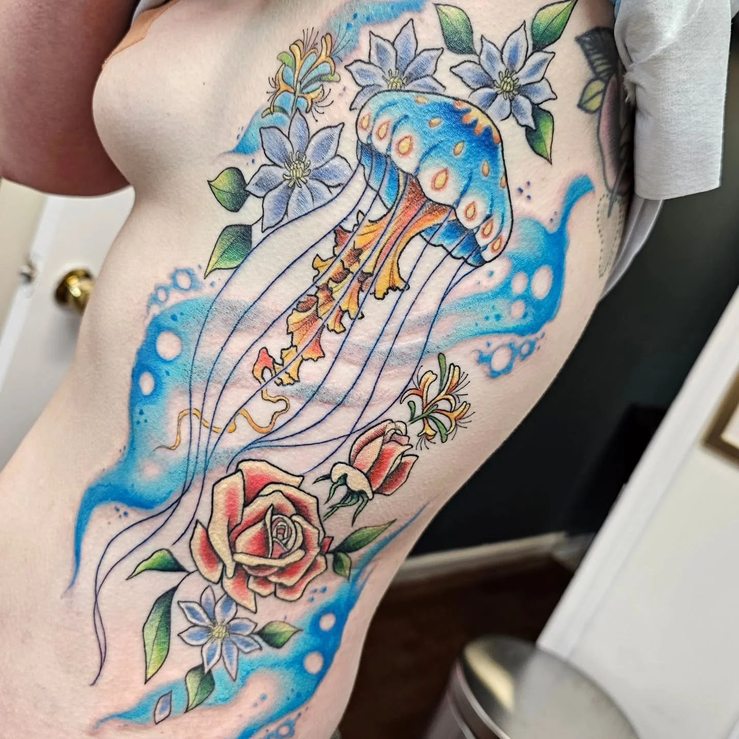 Jellyfish. ( ≧&forall;≦)ノ I love sea critters ahhhhhh ♡♡♡

Still have a bit of time in March available!
Booking now! LINK &amp; PHONE # in bio~

#jellyfishtattoo #oceantattoo #colortattoo #ribtattoo #floraltattoo