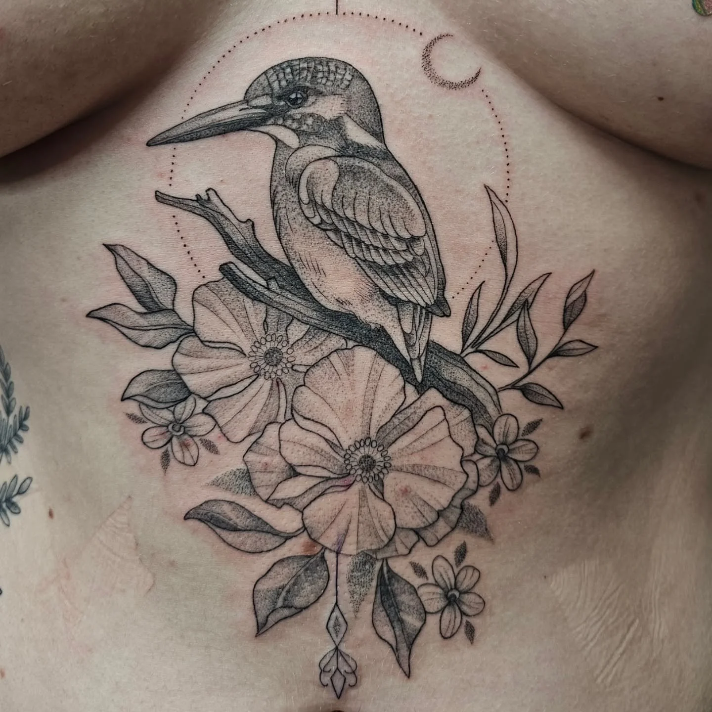 Kingfisher design from my flash/pre-drawn work! Always down to tattoo animals! Black &amp; grey OR color! 😊

BOOKING NOW! LINK IN BIO
calendly.com/j3mink

#kingfishertattoo #animaltattoo #blackandgreytattoo #stippledtattoo #naturetattoo