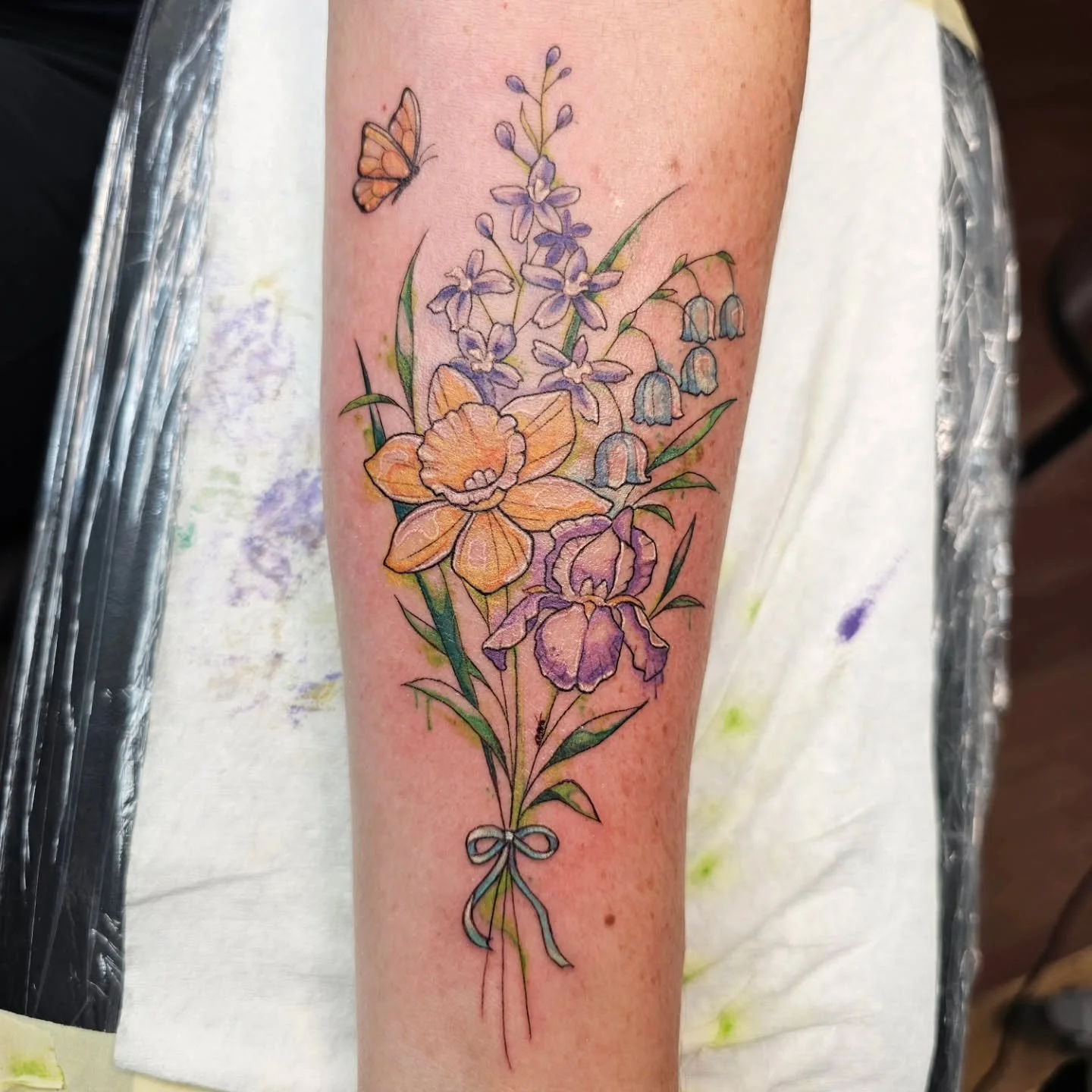 Floral fineline bouquet with some watercolor touches! ☆ I love anything nature~

BOOKING NOW! LINK IN BIO
calendly.com/j3mink

#finelinetattoo #floraltattoo #bouquettattoo #finelinefloral #birthflowertattoo
