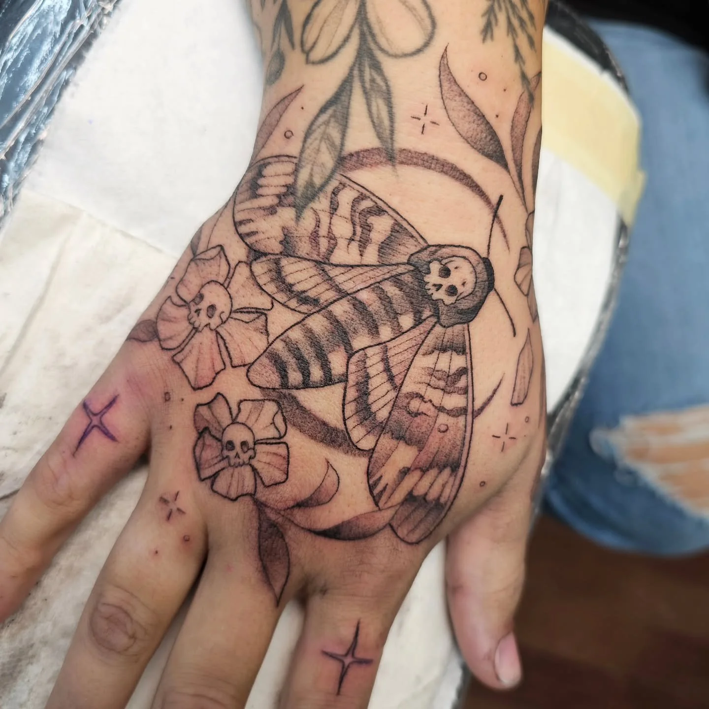 Death Head Moth. 🌙 Tattooing insects is a blast, honestly.

Booking now! LINK in BIO!
calendly.com/j3mink

#deathheadmothtattoo #blackandgreytattoo #handtattoo #insecttattoo #illustrativetattoo