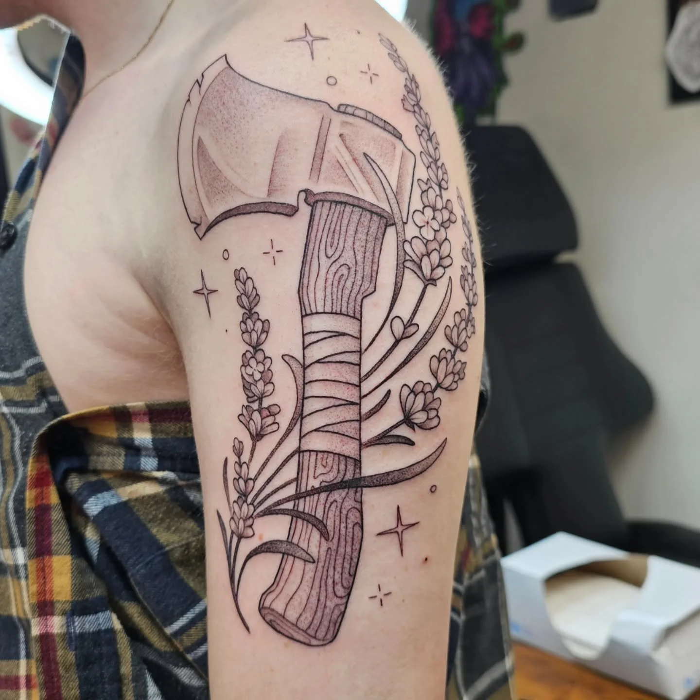 I buried a hatchet, it's comin' up lavender. 🎶

Booking now! LINK IN BIO.
https://calendly.com/j3mink

#songlyrictattoo #hatchettattoo #floraltattoo ##blackandgreytattoo #stippledtattoo