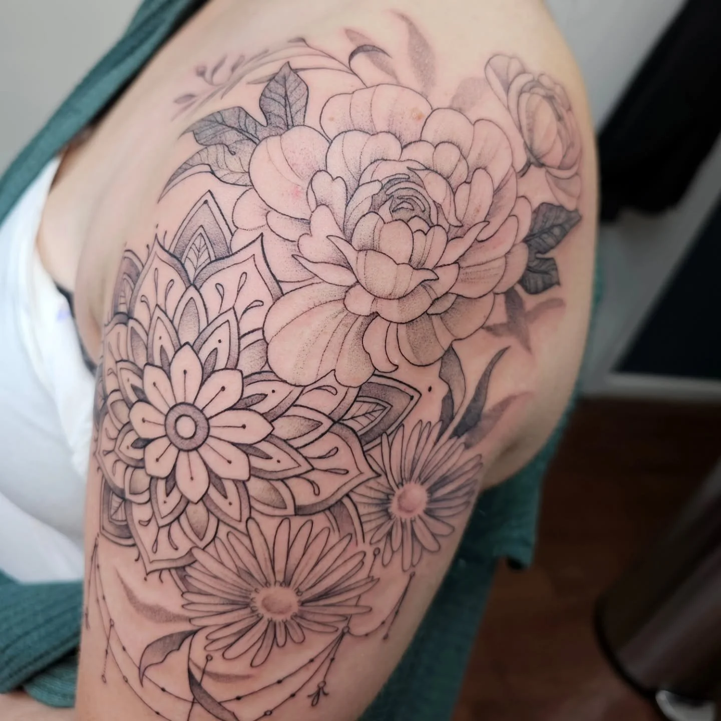Floral and mandala work~ Always beautiful.

Booking now! LINK IN BIO!
https://calendly.com/j3mink

#stippledtattoo #floraltattoo #mandalatattoo #blackandgreytattoo #femininetattoo