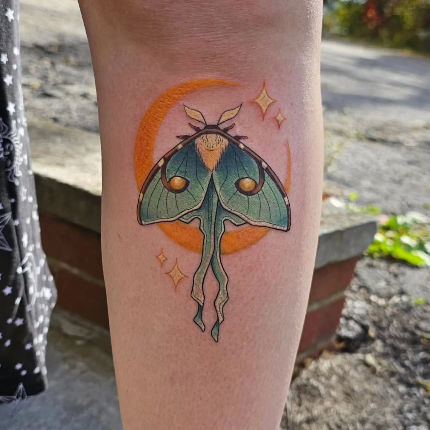 Ah. Summer. ♡ Always happy to do one of my flash pieces! ☆ 

Booking now! LINK IN BIO!
https://calendly.com/j3mink

#lunamothtattoo #mothtattoo #moontattoo #colortattoo #illustrativetattoo