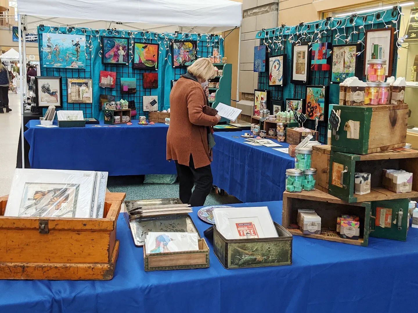 I (@mandyfariello) will be at The Ellison Center for the Arts, 64 St George St, Duxbury with @srfariello (and others)on Saturday! Come see us for collages and artisan bath products...sugar scrubs! Shower steamers!... You know you need them! 🤪😍
PS -