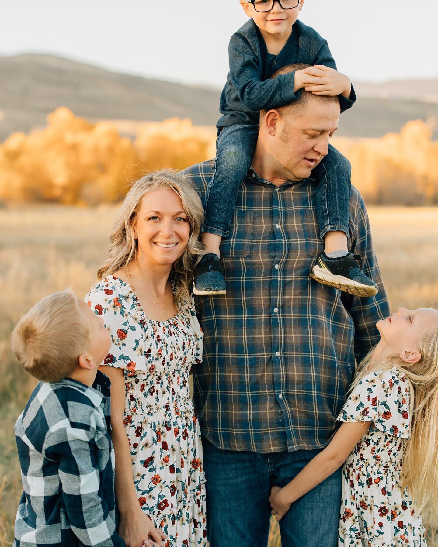 Autumn🍂 It happens so fast but every moment we have during this time just seems a little warmer&hellip; If I could frolic in a field with my camera every night I would✨
.
.
.
#wyomingweddingphotographer #familyphotographer #seniorphotos #seniorphoto