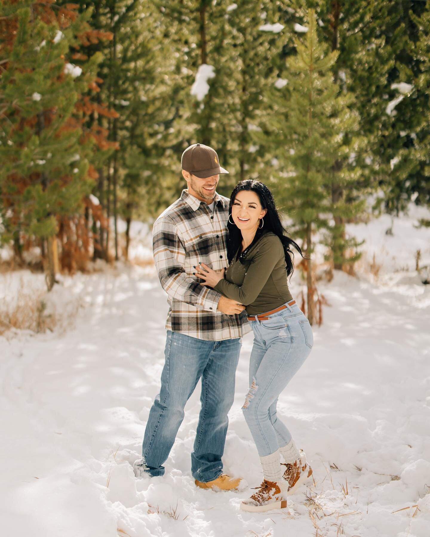 Who needs a mistletoe? 🎄✨
.
#wyomingweddingphotographer #familyphotographer #seniorphotos #seniorphotographer #couplesphotographer #storyteller
#codywy #cody #codywyoming #yellowstone #wyomingphotographer #goldenhour #familyphotography #seniorphotog