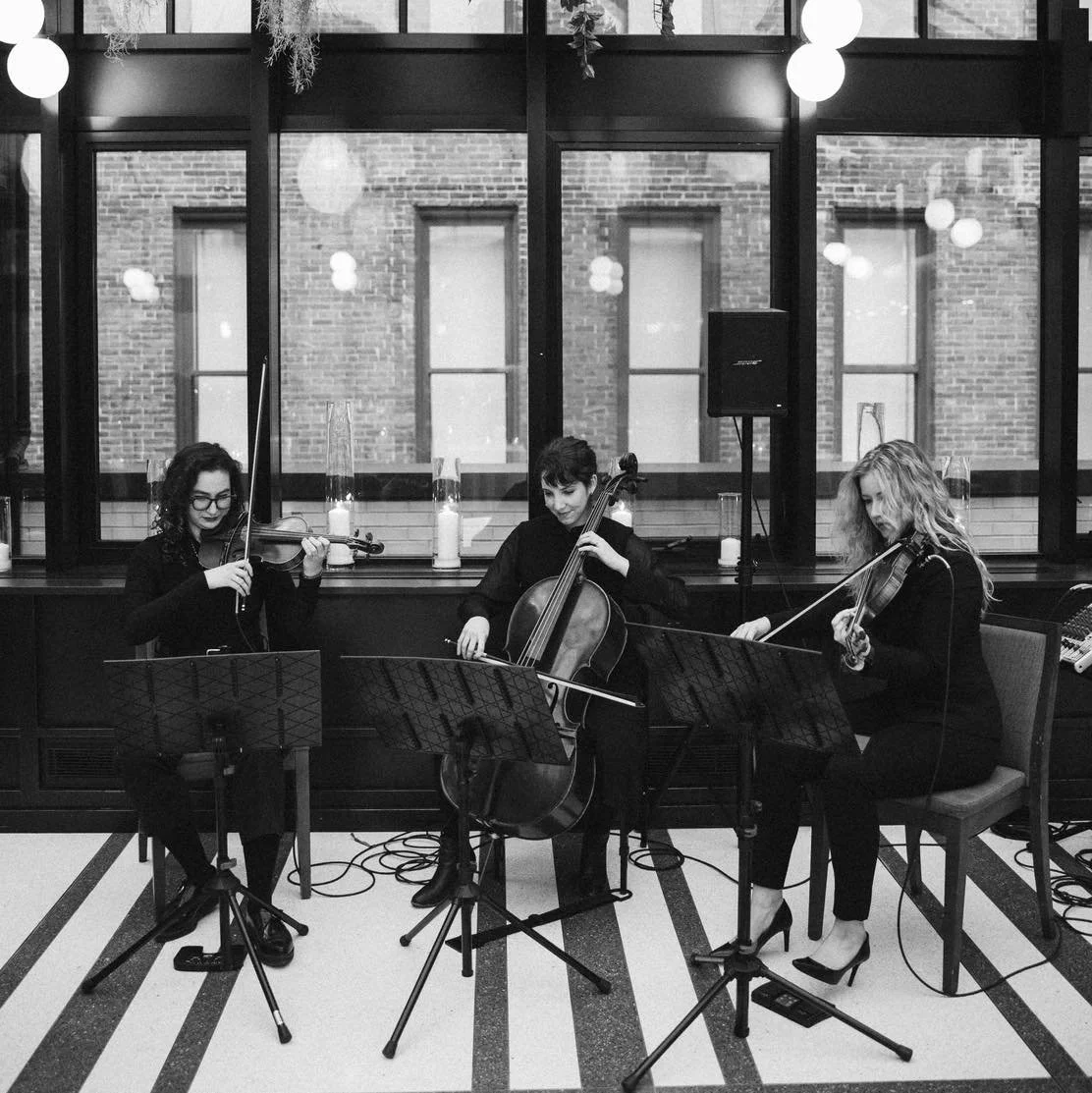Reminiscing a bit with beautiful photos and a lovely evening for Amanda and Rob! Bring on these vibes for a busy, busy season coming up! 🐝

Photos @monnetteco 
Venue @shinolahotel 
Coordinating @belleeventco 
Flowers @viviano_flower_shop 
Officiant 