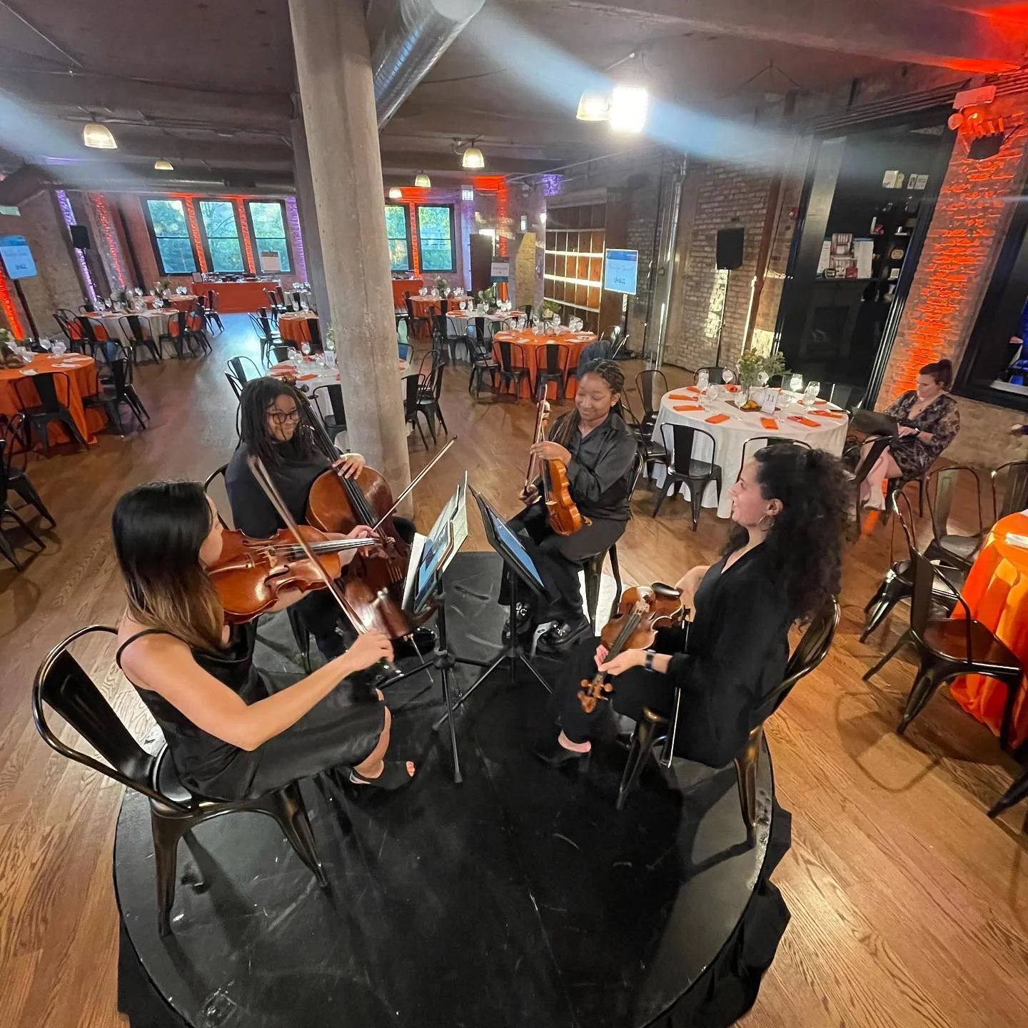 Some cute .5s before REFUSING to play R. Kelly even though it was a request 😳😂😅

Thank you to @humblechitown, originated in our hometown of @humbledesigndetroit!